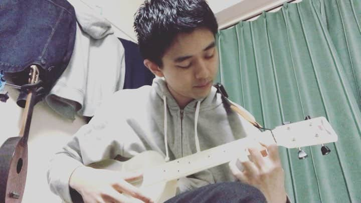 岡田竜（岡田桜井）のインスタグラム：「Smile  #ウクレレ #ソロウクレレ  #ukulele #smile  #チャップリンが作った曲らしい #チャップリンやるな #お笑いも音楽もできる男 #めっちゃもてたんだろうな #outdoorukulele」