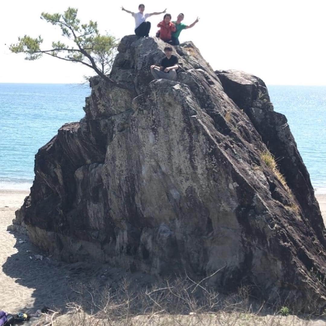 北脇順子さんのインスタグラム写真 - (北脇順子Instagram)「四国 day2  そり立つ壁でアップ 松風をトライ!!! 砂浜の中にドーンとスケールの大きい岩😎 本当に良い課題でした  最後にみんなで集合写真🤳  場所を移動！ ロマンチック野郎登れました☺︎ 落っこちたら大変なことになるので死ぬほど頑張りました。😂 ビショビショになって寒そうな人が1人いました。笑 📷 1 カチ取りのとき目が合う。👁笑 2 大好きな田中家と （しんじさん。） 4 そり立つ壁 6 登るしんじさん。寝転ぶしょーさんw🤭 8 美味しかった🤤  この日もいっぱい笑いました☺︎ #climbing #bouldering #4armstrong #rock #松風#ロマンチック野郎 #四国 #高知」4月11日 20時33分 - ringohime0803