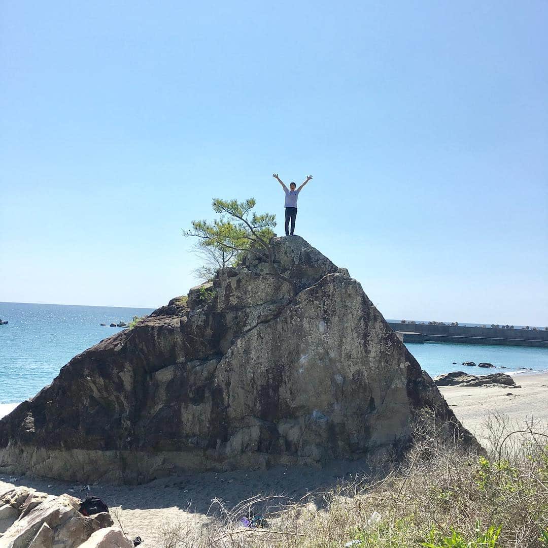 北脇順子さんのインスタグラム写真 - (北脇順子Instagram)「四国 day2  そり立つ壁でアップ 松風をトライ!!! 砂浜の中にドーンとスケールの大きい岩😎 本当に良い課題でした  最後にみんなで集合写真🤳  場所を移動！ ロマンチック野郎登れました☺︎ 落っこちたら大変なことになるので死ぬほど頑張りました。😂 ビショビショになって寒そうな人が1人いました。笑 📷 1 カチ取りのとき目が合う。👁笑 2 大好きな田中家と （しんじさん。） 4 そり立つ壁 6 登るしんじさん。寝転ぶしょーさんw🤭 8 美味しかった🤤  この日もいっぱい笑いました☺︎ #climbing #bouldering #4armstrong #rock #松風#ロマンチック野郎 #四国 #高知」4月11日 20時33分 - ringohime0803