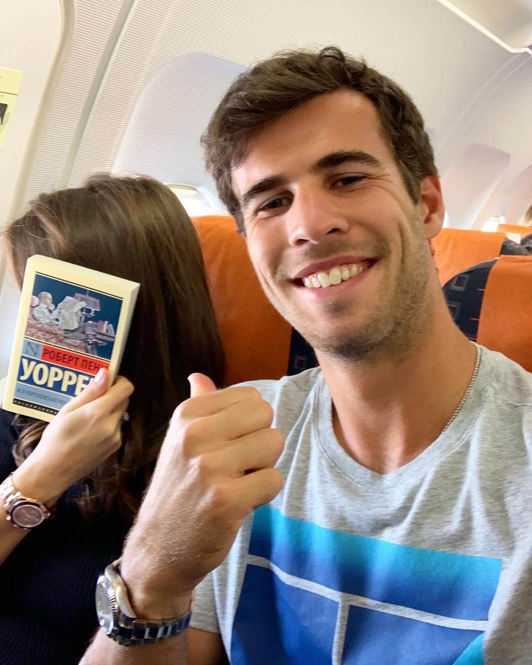 カレン・ハチャノフのインスタグラム：「On our way to Monte-Carlo ✈️ 🇲🇨 My wife is not a huge fan of selfies😜 // Летим в Монте-Карло!✈️🇲🇨 Жена не очень любит селфи😜  #TravelDay #MonteCarlo #Selfie」