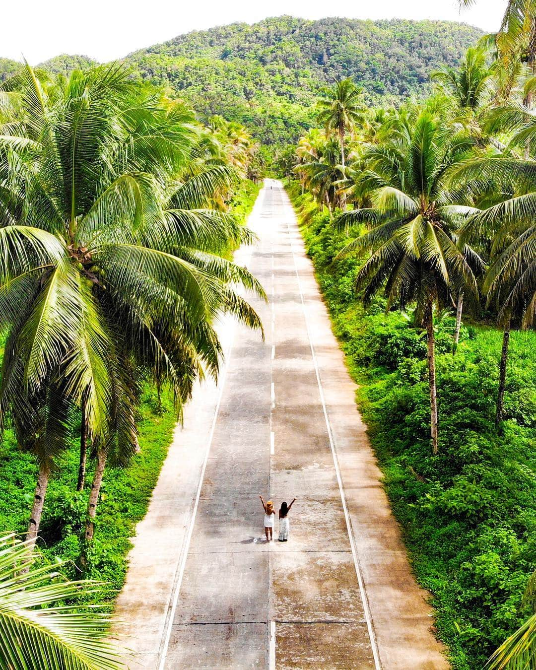 maakoさんのインスタグラム写真 - (maakoInstagram)「💋EAT LOVE SURF SIARGAO🌴 ・ シアルガオで出会った人たちは ほんとにみんなみんなhappyで 笑顔いっぱいでpeacefulで優しい人ばかり☺️🌼 その中の1人がこんなこと言ってた🏄‍♂️ 「I don’t want a perfect life I want a happy life‼️🌎」 完璧な人生は求めてない！ 幸せな人生を生きたいって🤙🏾 ほんとにその通りだ🙏🏾🙏🏾💘 #やっぱ旅っていいーーー！！！！ ・ 📷 @dji_japan @djiglobal Drone🚁 #djimavicair」4月11日 20時27分 - maakomind