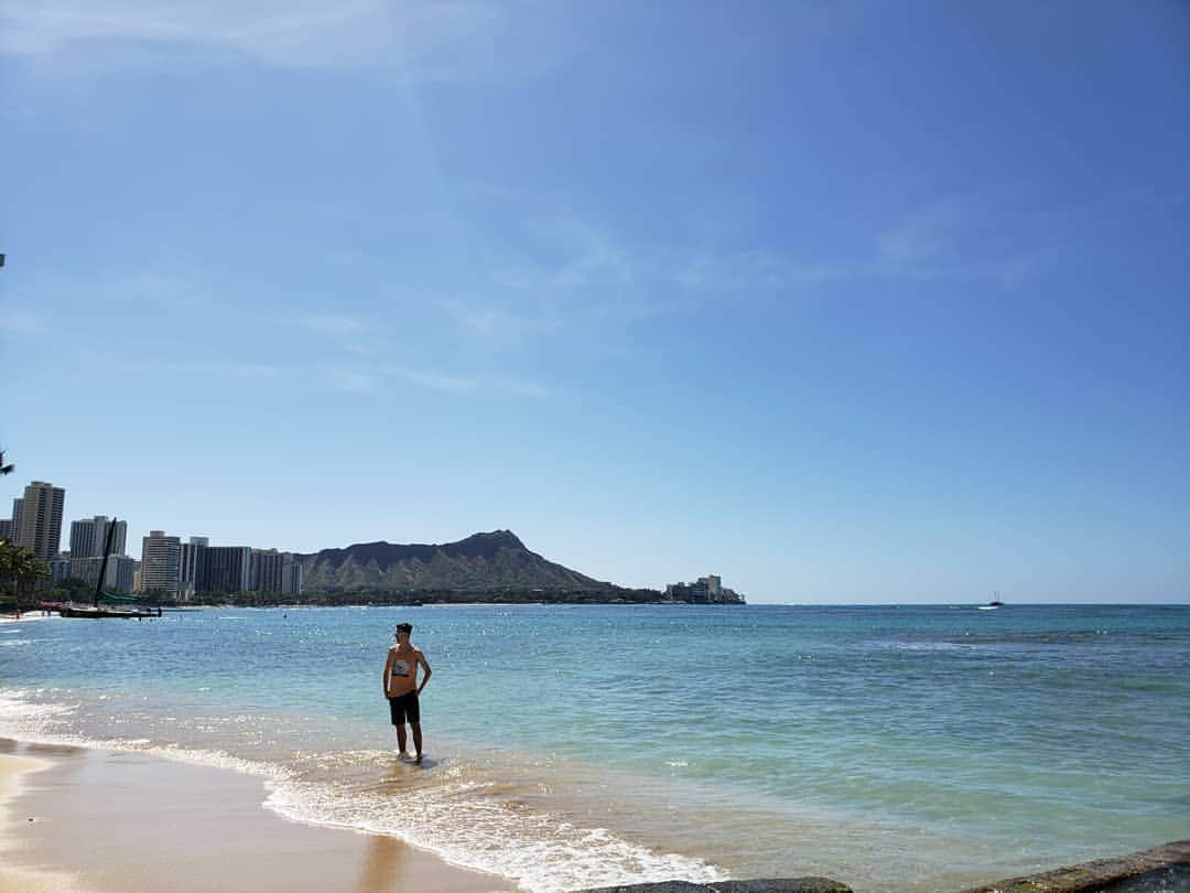 のインスタグラム：「今回はお友達の結婚式でハワイへ🌴 一緒に行ったなおちゃんとパチリ📷 赤ちゃん連れで旅行は心配でしたが、意外と大丈夫で楽しめました👶  トラブルは行きの機内でうんち大爆発😂漏れてしまった～👶😭大変でしたが何とかなりました🙂  #連れていってくれてありがとう😎🌴 #いつもありがとう」
