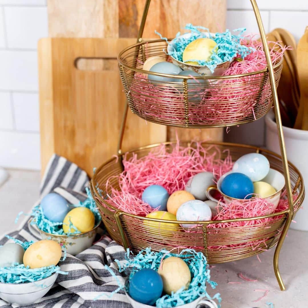 HGTVさんのインスタグラム写真 - (HGTVInstagram)「We're spilling all the tea on this natural egg-dyeing technique! Tea, vinegar and a little patience is all you need to recreate these beauties for your #Easter table. Get the details at the link in our bio. 🐣 . . . #eastereggs #naturaldye #tiedye #tea #diy」4月11日 20時30分 - hgtv