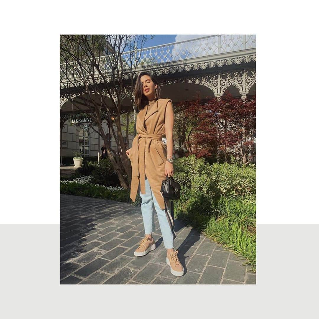 Arezzoさんのインスタグラム写真 - (ArezzoInstagram)「Essencial é amar os itens que você usa no dia a dia, como a @camilacoutinho, que já quer todas as cores desse tênis super fashionista e confortável. Além da bolsa tiracolo com shape moderno, prática e versátil. #ArezzoEssenciais #ArezzoInverno2019 #SquadArezzo Ref. A1100600280001 / R$ 299,90 e Ref. Bolsa A5002300310011」4月11日 20時30分 - arezzo