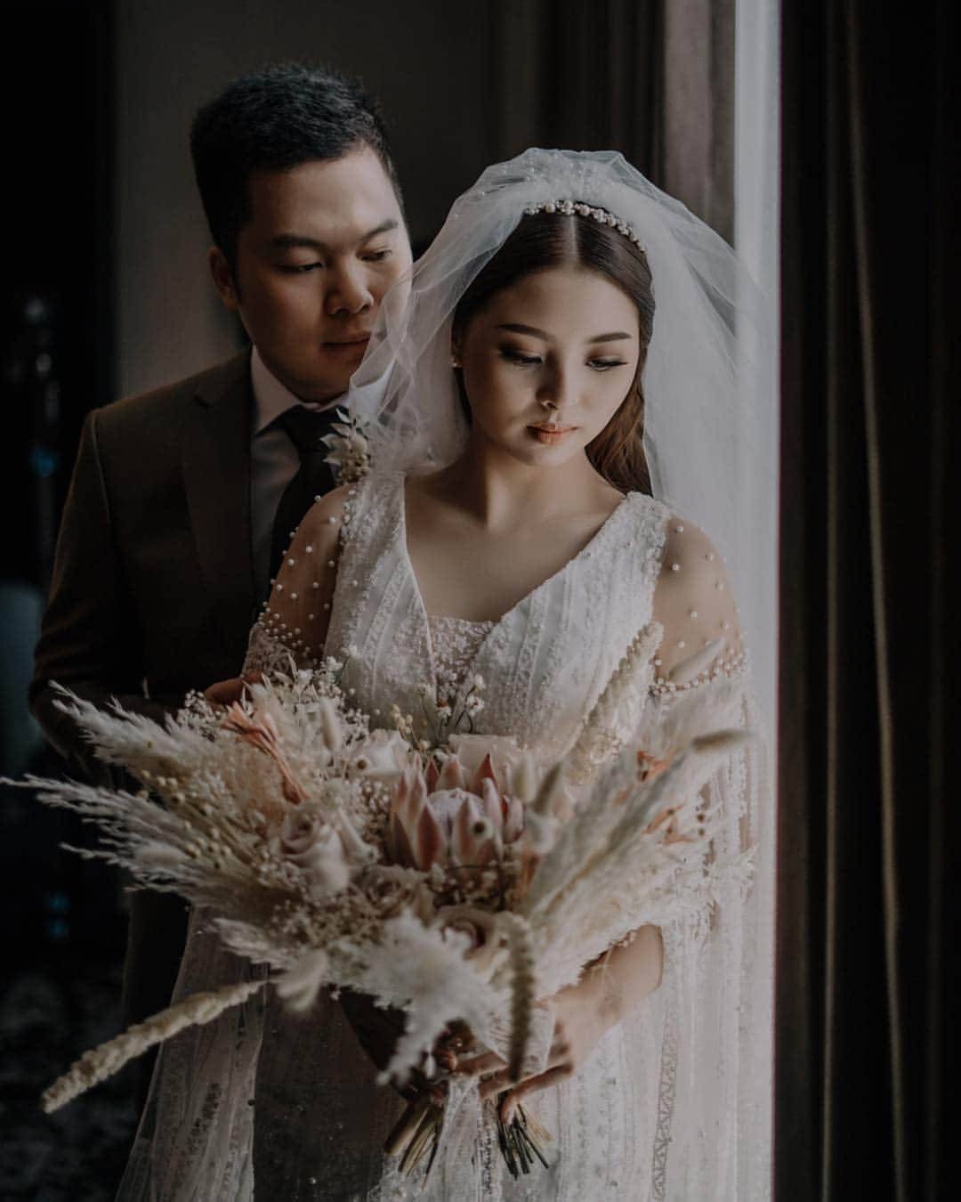 ジェシカ・ファニアさんのインスタグラム写真 - (ジェシカ・ファニアInstagram)「True Love❣️ . . Gown : the one and only @cynthiatan__ |Back necklaces : @noma_id X @cynthiatan__ |Cheongsam : @jacqliencelosselove @jacqliencelosselove |Hair Accessories : @rinaldyyunardi |Brooch : @noma_id |Brushed by: @tirzavania |Hair do : @iis_marlina |Jewellery & Accessories: @noma_id |Decoration: @pisiliadecor |Shoes : @cavaprive |Bride Robe: @berryrobe.id | Bridesmaid’s Robe: @gladmomento | Bridesmaid Dress: @evelyn.francisca | @gladmomento |Hand Bouquet : @reverose.florist |Ring Barrier: @bridesquad.id | Wedding Ring: @jewelleryanda |Nail Art: @twinklebeautyhouse |Echa’s Morning & Night Suit : @pizzarosensationdesign | Moms gown: @jacqliencelosselove @jacqliencelossefashion | Wedding planner : @ohana_enterprise | Wedding Organizer : @first_organizer |Web Invitation: @hello.fidusia |Photo and Video : @memoirastudio | Night Venue: @nafiriconventionhall | Matrimony Venue: @ccmychurch | Wedding Cake: @eiffelcake | MC & Entertaiment: @yoannetw @yolatheodora @gihonlohanda @christianedo @mikhaahkim @meidyratnasari #cendyluntungan @ronaldsilitonga |Sound: @hanzclaudius | Wedding Car: @tokiorentcar  #ejlovestory #weddingrings #inspirasipernikahan」4月11日 20時33分 - jessicavaniaw