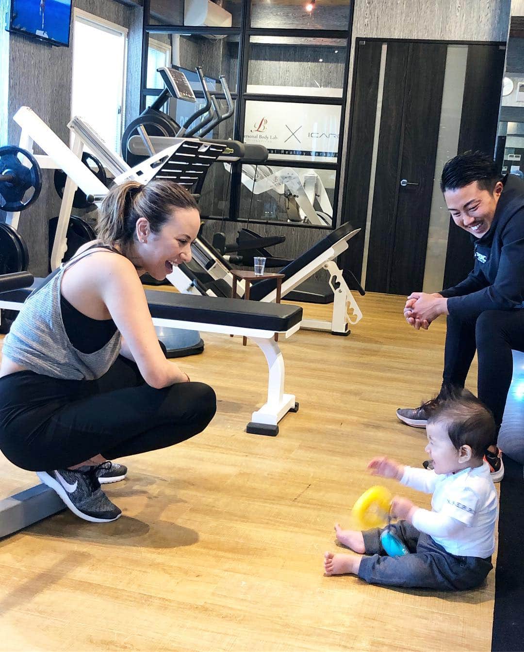 秋定麻紀子さんのインスタグラム写真 - (秋定麻紀子Instagram)「今日はアンジェリカとチビと一緒にgymへ。 ママがトレーニング中、おとなしく遊んでたチビ。 うちだったらこんなにいい子にしてないな（笑） うらやましい（笑） でも子供が横に居てトレーニングできるって素晴らしい環境。 子供が居ても自分の時間必要。 ママももちろん人間だからね。 アンジェリカの旦那さんも一緒に通うので、みんなで一緒に頑張ってトレーニングします。 #みんながいれば怖くない #パーソナルトレーニング  #トレーニング #子供連れ  #産後トレーニング #gym #training  #personalbodylab  @personalbodylab」4月11日 20時42分 - makiakisada