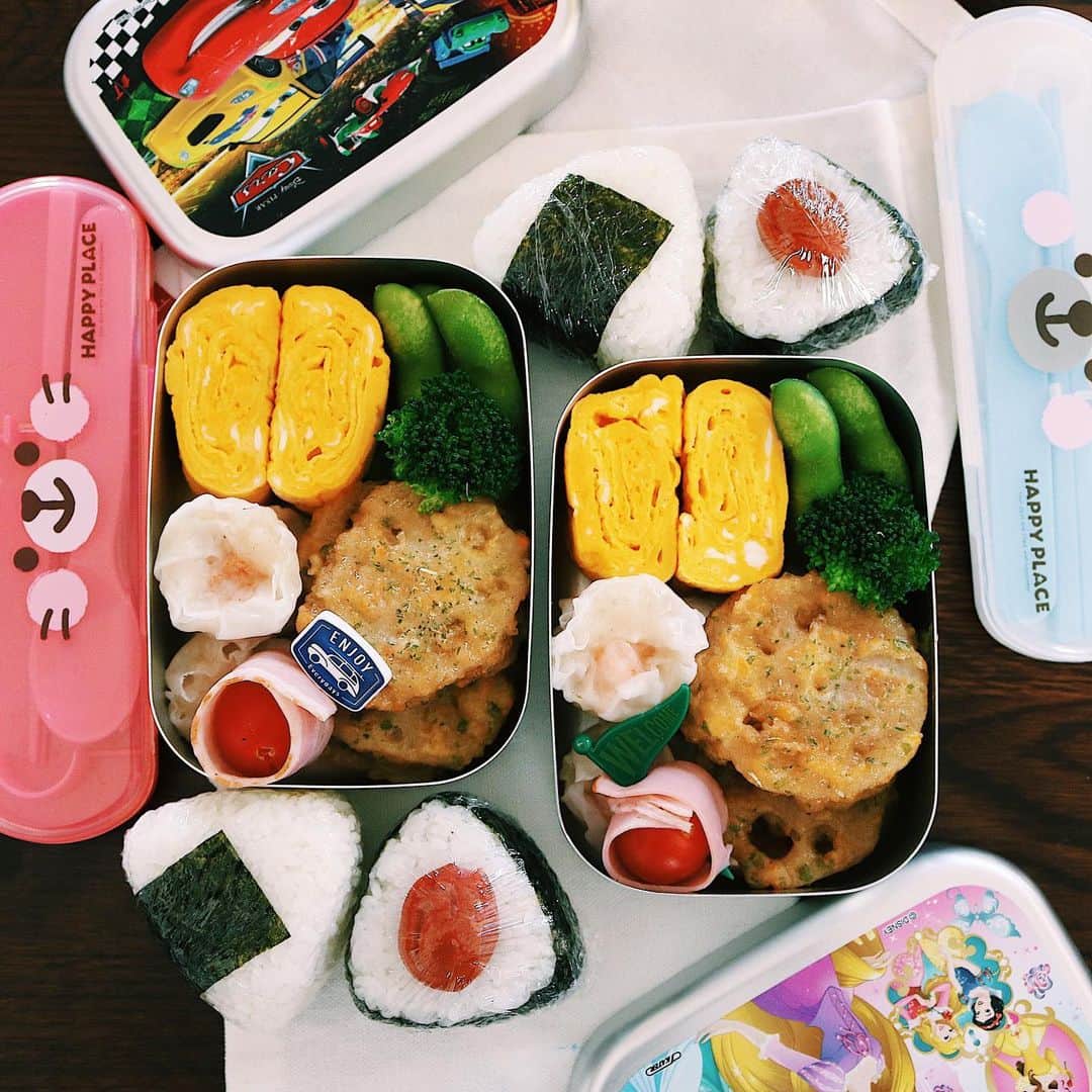 ゆかり/yukariのインスタグラム：「弁当 4月以降、刺激がありすぎて、時間が経つのが遅すぎる。 老化も遅れてくれないだろうかって、カッサカサの手を見ながら思う。 * * * #おうちごはん #うちごはん #昼ごはん #おひるごはん #ランチ #料理 #手料理 #お弁当 #弁当 #自炊 #家庭料理 #料理好きな人と繋がりたい #暮らし #テーブルコーディネート #おうちごはんLover #food #japanesefood #foodpic #lunchbox #bento #和食 #今日のお弁当 #ていねいな暮らし」