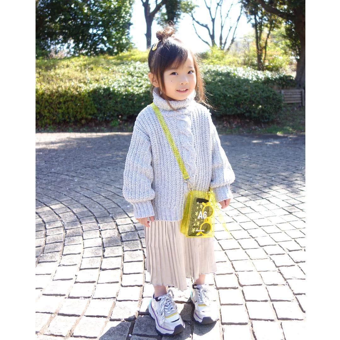 Saraさんのインスタグラム写真 - (SaraInstagram)「. coordinate♡ . グレーとシルバーで トーンを合わせて 小物はイエローで統一💛 . ぱっちんピンも付いてるよっ⭐️ (スワイプ👉) . knit ▶︎ #globalwork  skirt ▶︎ #branshes  shoes ▶︎ #zarakids  bag ▶︎ #nananana  hairpin ▶︎ #wego . . #ootd #kids #kids_japan #kids_japan_ootd #kjp_ootd #kidsfahion #kidscode #kidsootd #kidswear #nana_nana #キッズコーデ #キッズファッション #インスタキッズ #ナナナナ #ダッドスニーカー #ザラキッズ #イエロー」4月11日 20時43分 - sarasara718