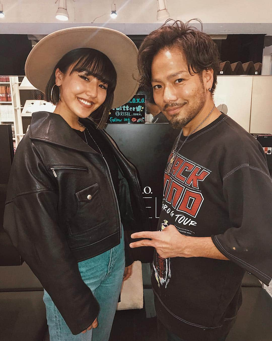 加藤澪さんのインスタグラム写真 - (加藤澪Instagram)「Cut my hair by @risel_hiro ✂︎ 伸ばそうかどうしようか悩んでいたんだけど、中途半端な長さに耐えられず浅野さんに切ってもらっちゃった🤗 10年目くらいの付き合いなので私の髪質熟知してくれているから、広がらないように、けど量を少しでも減らして軽く頭をちっちゃく、それを叶えてくれるのが浅野さん✨ ボブヘアの場合、私の髪質にはストレートパーマが必須で、ハイトーンのときはそれができなかったけど、ブリーチ部分がだんだん伸びてきて根元10センチくらいは地毛になったので、その部分にストレートパーマをかけてもらいました！ こんなに短いのは久しぶりだから首がスゥスゥする🌬 いつもありがとう浅野さん🌹」4月11日 20時35分 - miokato3306