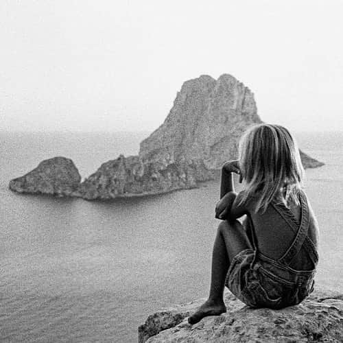 Meganさんのインスタグラム写真 - (MeganInstagram)「Looking out at Es Vedra 〰 Sandra de Keller. From Ibiza Bohemia by Renu Kashyap and Maya Boyd @assouline #ibiza #bohemia #assouline #condenasttraveler」4月11日 20時35分 - zanzan_domus