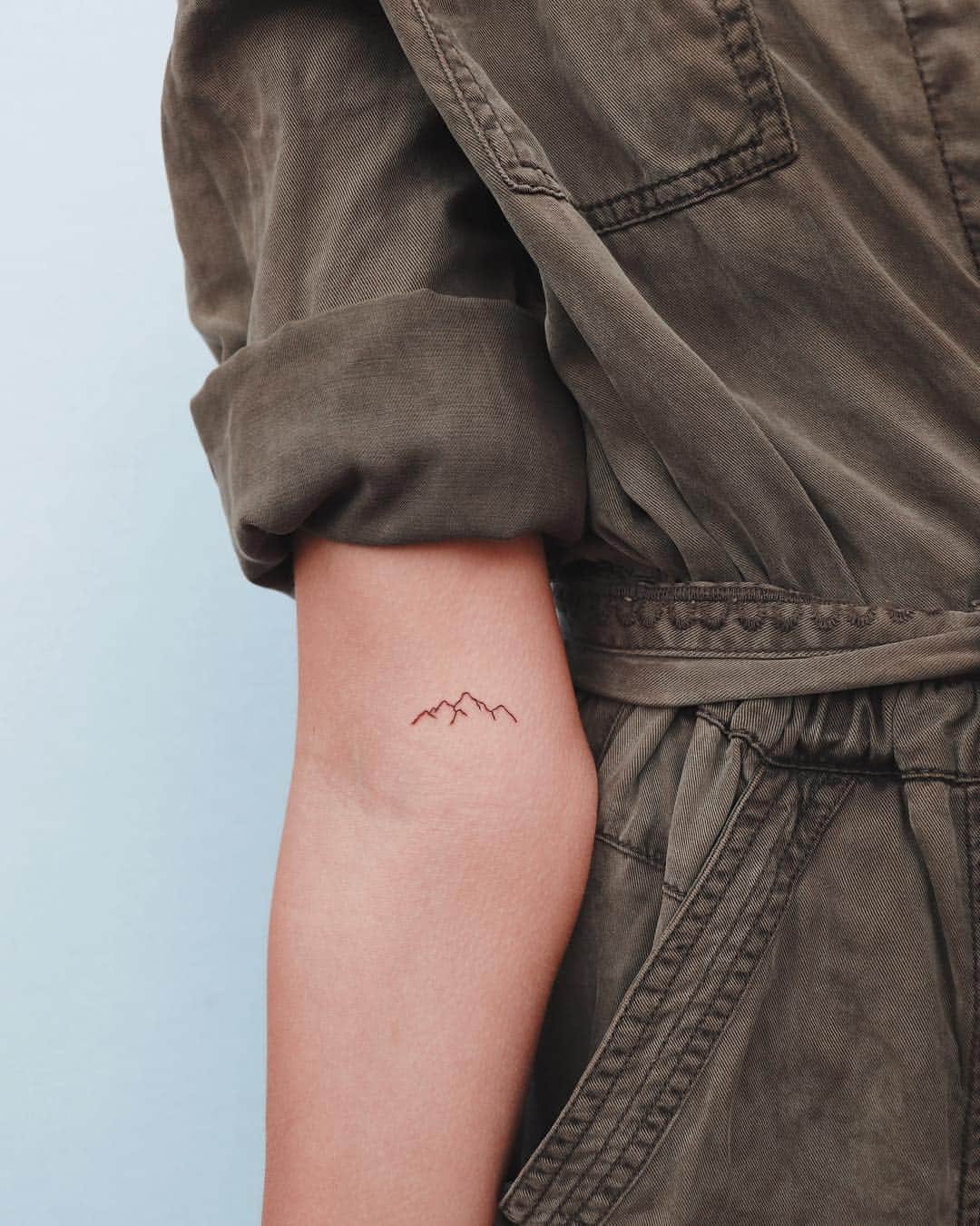 Zanna Van Dijkさんのインスタグラム写真 - (Zanna Van DijkInstagram)「“I have been assigned this mountain to show others it can be moved“ 🏔 This new tattoo not only represents the challenge I overcame earlier this year, but the deepening of my friendship with @healthychefsteph as a result of it 👯‍♀️ (Swipe right to see her mountain) 🥰 Who wants to see the other pieces I got today? There’s two more 🙊 Thank you for your amazing work @zaya @southcitymarket 💖 #newtattoo #mountaintattoo #minimaltattoo #tinytattoo #tattooideas #tattoostyle #tattoodesign #smalltattoo #friendshiptattoo」4月11日 20時39分 - zannavandijk