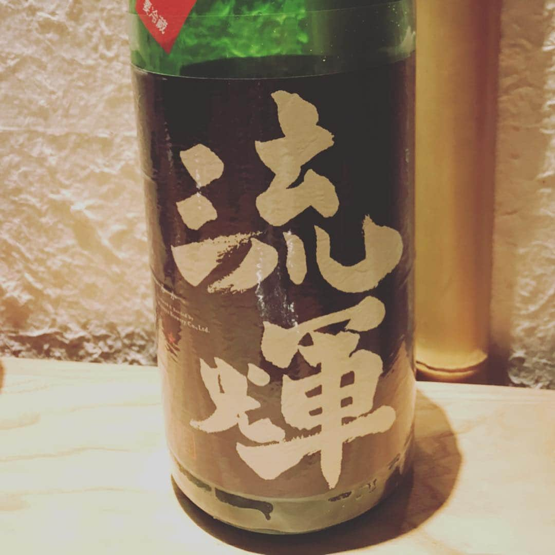 緑川静香さんのインスタグラム写真 - (緑川静香Instagram)「【しーたん日本酒録】  松屋酒造@群馬 ・流輝 純米 DRY 原酒 おりがらみ生 旨味のある辛口酒。 ・流輝 純米吟醸 桃色 無濾過生 甘酸っぱい爽やか酒。  あなたが落としたのはピンクの方？黒い方？とかふざけてたら『君だよ』なんて言ってくれる感じどこ。  #しーたん日本酒録 #唎酒師 #日本酒 #日本酒女子 #松屋酒造 #群馬 #流輝 #純米 #原酒 #おりがらみ #純米吟醸 #桃色 #無濾過生 #赤色酵母  #桃色の方は食前酒、食後とかにいいかも #女性にもオススメ #甘いだけじゃないから飽きずに飲めるね #酸がいい #おりがらみの方は食中酒 #後半の食中酒 #すーき」4月11日 20時51分 - midorikawa_shizuka