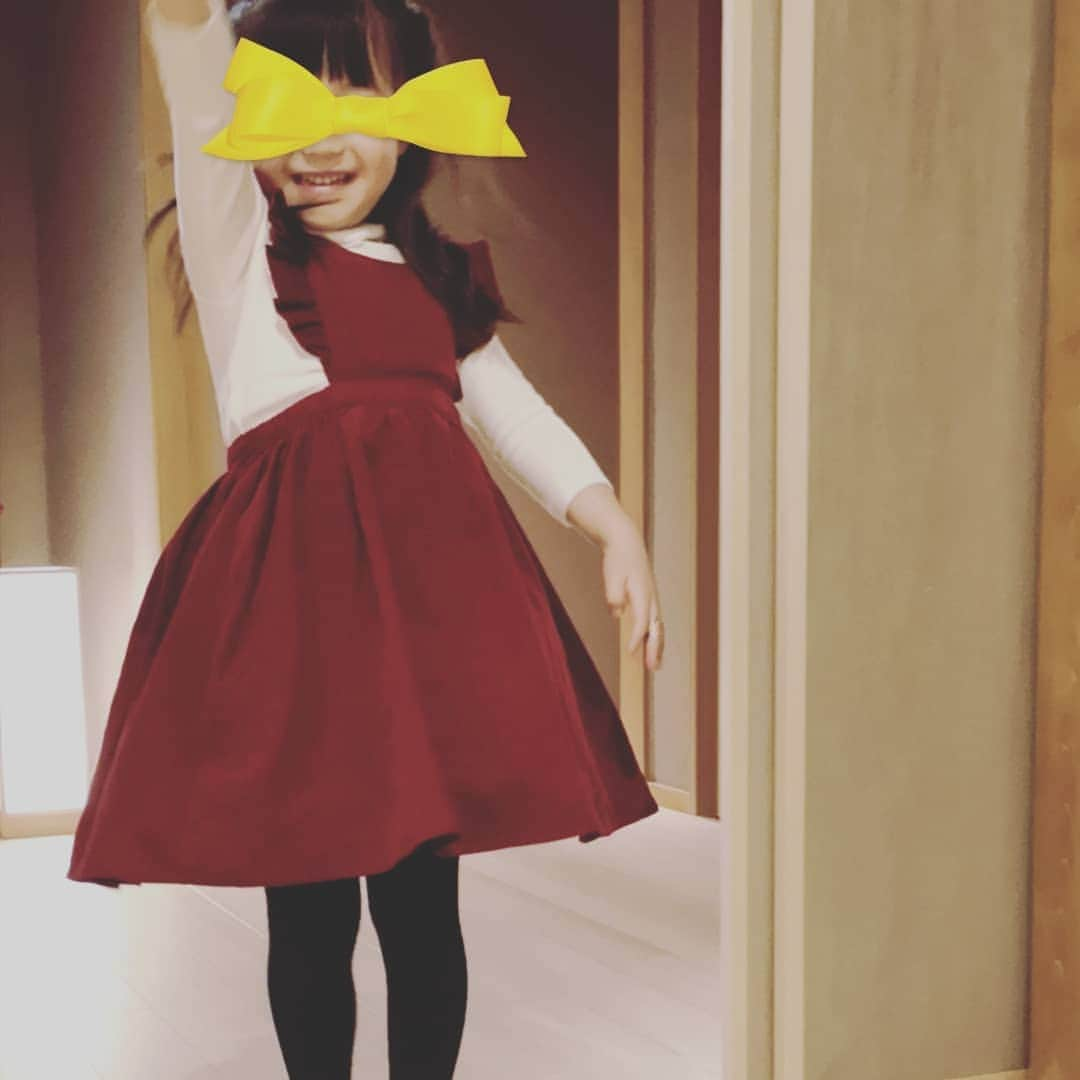 蛯原英里さんのインスタグラム写真 - (蛯原英里Instagram)「今日は、娘が園から帰ってきてから近くのスーパーへお買い物へ♪ 夕方はまだまだ寒いので、あたたかな素材、コーデュロイのエプロンドレスにパーカー×トレンチコートを合わせてみました✨  コーデュロイのエプロンドレスは春っぽいカラーをチョイス！  グレーやベージュでまとめてソフトな印象に。いつもは、ピンク系を良く着ているので、このカラーはとても新鮮😊  脱いだらこんな感じです✨  こちらのエプロンドレスは@ecrageeで caramel(イエロー)とraspberry(レッド)の２色展開中！ 娘は、104センチほどで Sサイズを着用しています！  深みのある色合いの ラズベリーカラーもおすすめですよ💕 従来のエプロンドレス同様、リボンで着丈を10センチほどで調節でき、長く着れるのも魅力です😊  着ていたパーカーは とんがりフードで後ろ姿も可愛いんです✨  @ecragee では、emerald（グリーン）plum（ピンク）lily（ベージュ）をお取り扱い中です  是非、チェックして下さいね💕  #ecragée#エプロンワンピース#エプロンドレス#コーデュロイワンピース#コーデュロイドレス #可愛い#フード#パーカー#ファッション通販#4yesrs #girlsfashion」4月11日 20時45分 - eriebihara