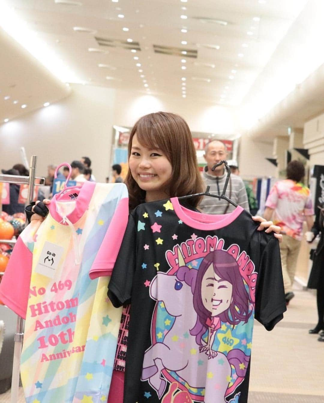 安藤瞳さんのインスタグラム写真 - (安藤瞳Instagram)「10周年記念Tシャツ🎀 ぜひ、一緒に着ましょー🤗  #10周年 #プロボウラー #東名ボール」4月11日 20時46分 - hitomiandoh