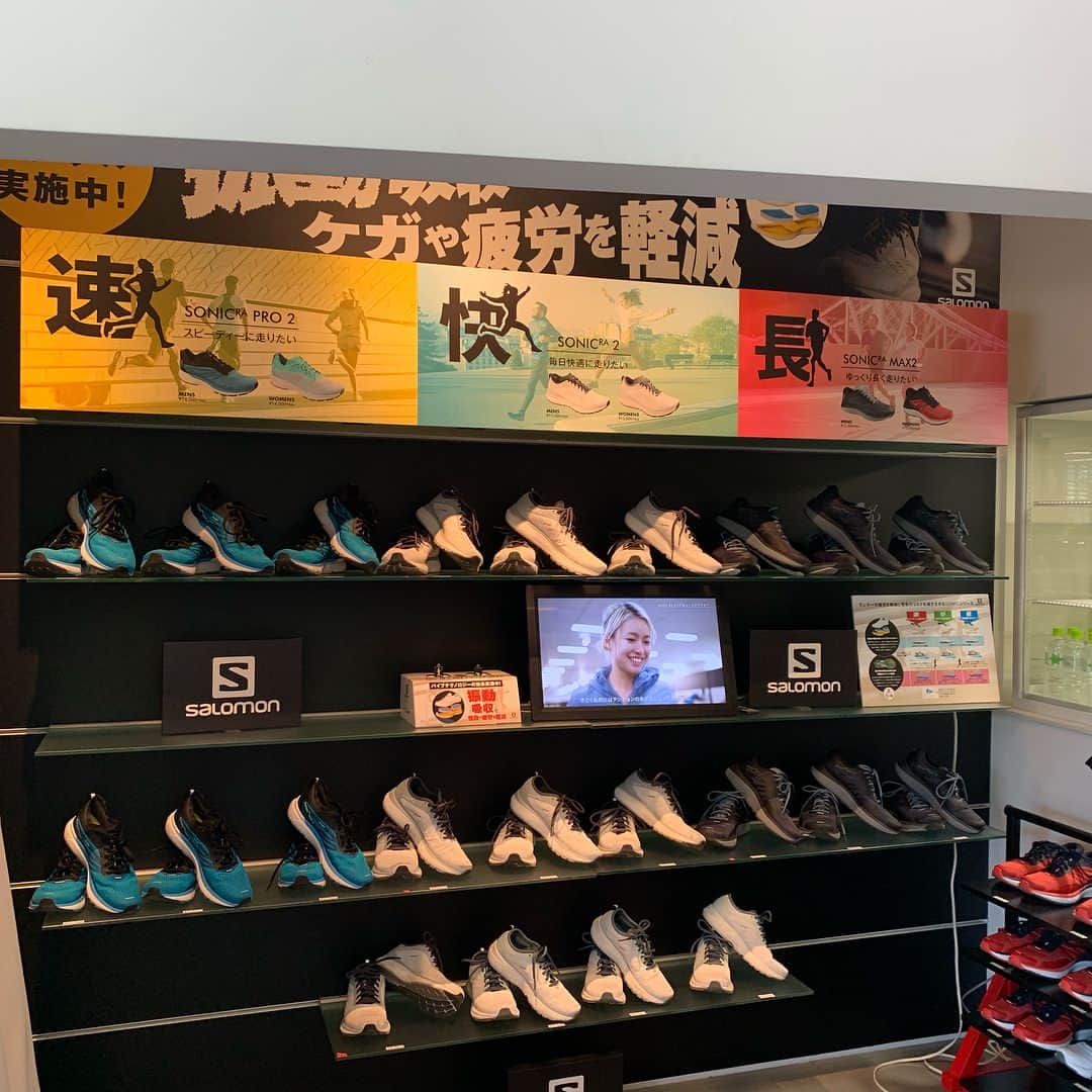 皇居ランナビのインスタグラム：「皇居が目の前という好立地のランニング施設「Run Pit」に「SALOMON RUNNING BASE TOKYO」がオープンしていまーす😆  SALOMONのシューズが無料で借りられたり、シューズが当たるプレゼントキャンペーンをしていたり✨  お得がたくさん！のRun Pit、皇居ランにおススメですよ😘  #皇居ランナビ #皇居ラン #ミズノで皇居ラン #ミズノで女子ラン #ランニング女子 #ランニング #ハシリマスタグラム #ランナ#workout #instagood #run #jog #fitness #tokyo #imperialpalace #japan #走るひと #走る人 #followme #おもてなし #おもてなしランナー #running #runningday #jogging #marathontraining  2大キャンペーン実施中です」