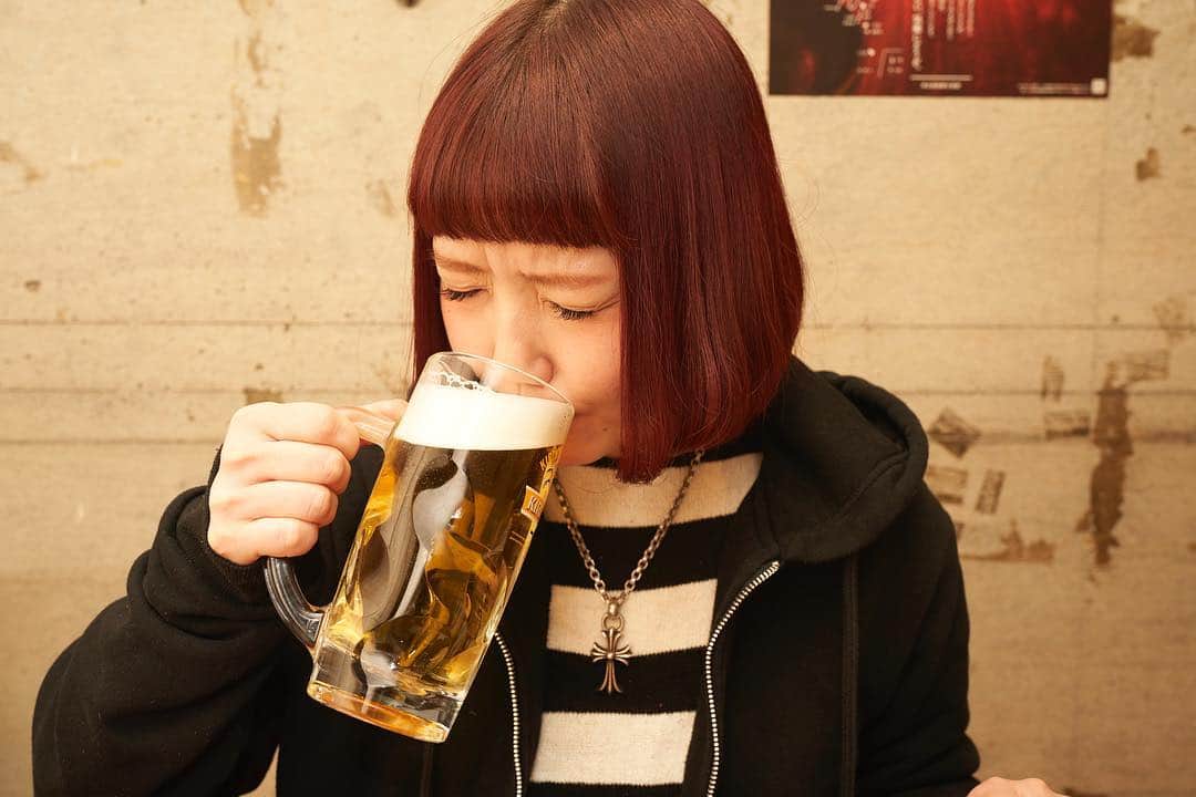小鳥遊しほのインスタグラム：「原宿って晩御飯食べられるとこ(居酒屋とか)あんまりないイメージだけど、ラフォーレ前というど真ん中に「八丈島料理」を食べられるお店を見つけたよ！！！という記事が公開になりました。読んでね！！！！ . . 漁師割りというお酒好き専用のお酒がすごいよ。そしてくさやがくさ美味しかったよ。 . . ストーリーにURL貼ってあるのでスワイプして読んでね❤️ . . #ヒトトキ #グルメ #原宿 #くさや #八丈島 #居酒屋  https://www.smbc-card.com/mem/hitotoki/eat/kakurenbomeshi_hattori.jsp?dk=sn_igm_083_20131」