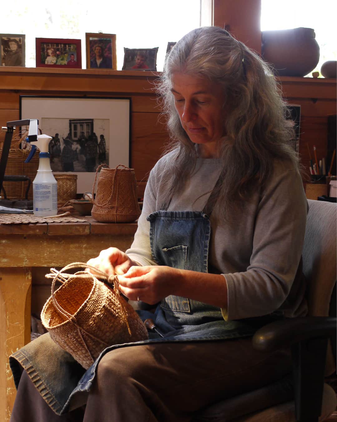 Loeweさんのインスタグラム写真 - (LoeweInstagram)「Jennifer Zurick is a self-taught American weaver who specialises in creating baskets made from the black willow bark she harvests in the foothills of Kentucky. Inspired by Native American traditions, she aspires to create vessels that embody the spirit of the trees they were made from. Learn more about the artisans at loewe.com (link in bio) #SaloneDelMobile #LOEWE #LOEWEprojects」4月11日 21時00分 - loewe