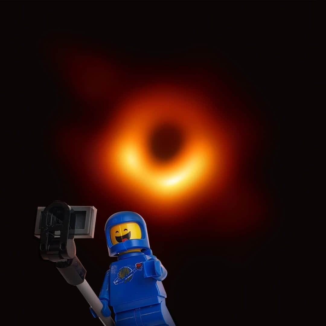 LEGOさんのインスタグラム写真 - (LEGOInstagram)「Congratulations to Katie Bouman and the scientists who created the first ever picture of a black hole! (Although they should have checked Benny’s selfie folder 😉) #LEGO #legogram #Benny #Space #Selfie」4月11日 21時00分 - lego