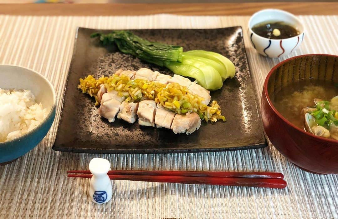 真飛聖さんのインスタグラム写真 - (真飛聖Instagram)「☺︎まとぶ飯☺︎夜ごはん🥢  チンゲンサイと蒸し鶏の香味だれ。 〜レンジでチン料理〜  蒸し鶏はさっぱりしているけれど、 香味だれがピリ辛で、相性は 抜群です✨  もずく酢。 あさりのお味噌汁。 白ごはん🍚。 〜キヌアをいれて〜  最近はよく こちらからもメニュー 選んでます✨ @delishkitchen.tv  #まとぶ飯 #真飛聖」4月11日 21時01分 - sei_matobu