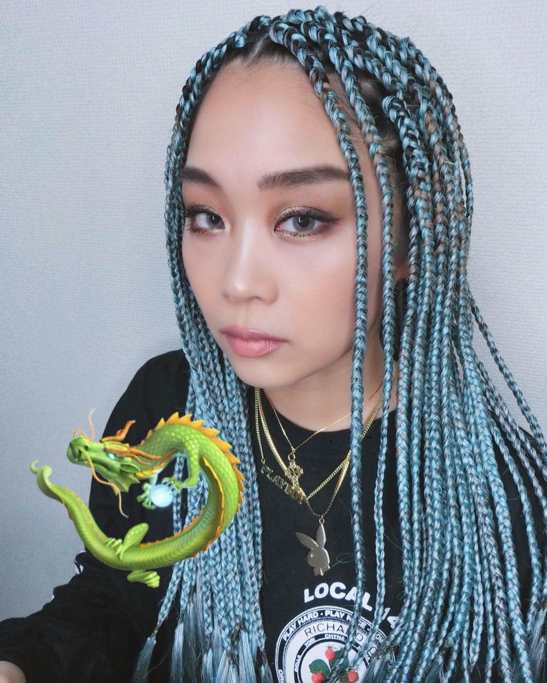 TOKINEのインスタグラム：「入念に相談して調整して完成したオリジナルカラー💎に編んでもらいました🙏✨ そしてお姉ちゃんに、お化粧してもらった！ キラキラ可愛い💞ありがとう🐇💓 #めっちゃ綺麗にアイシャドウを塗ってもらったのに #私が擦ってちょっとはげちゃった #ごめん🙄 @kiki_labbit」