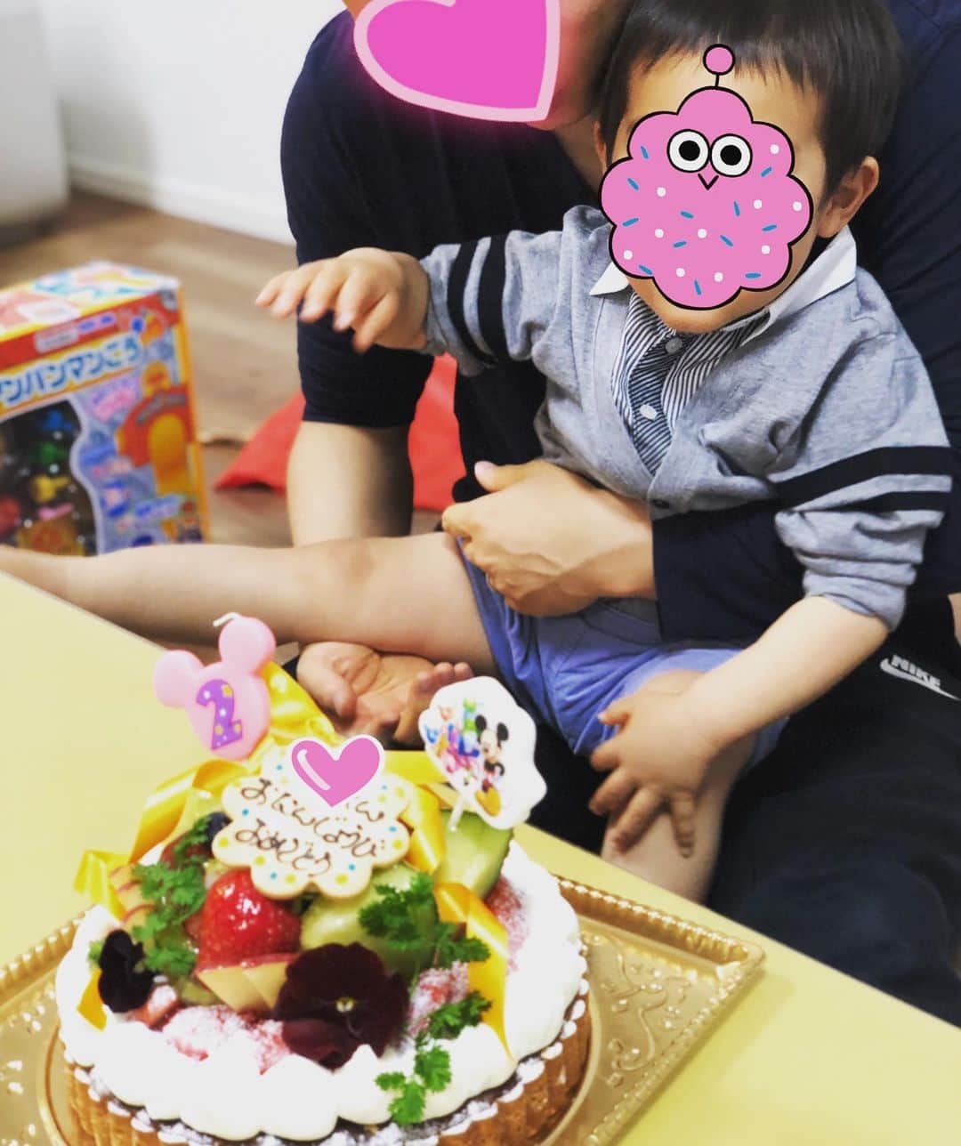 山崎萌絵さんのインスタグラム写真 - (山崎萌絵Instagram)「先週末は息子の早めのお誕生日会をしました🎂✨ケーキを前にジタバタ…😛最近はよく喋るようになってきて、会話が少し成立するようになりました。美味しいもの食べると「めちゃうま〜ぁい」。誰の口癖？笑 . #2歳 #バースデー #フルーツタルト #男の子ママ #絶賛いやいや期 #いや #ダメ #キライ #3連発」4月11日 20時54分 - moeyamasaki.kbc