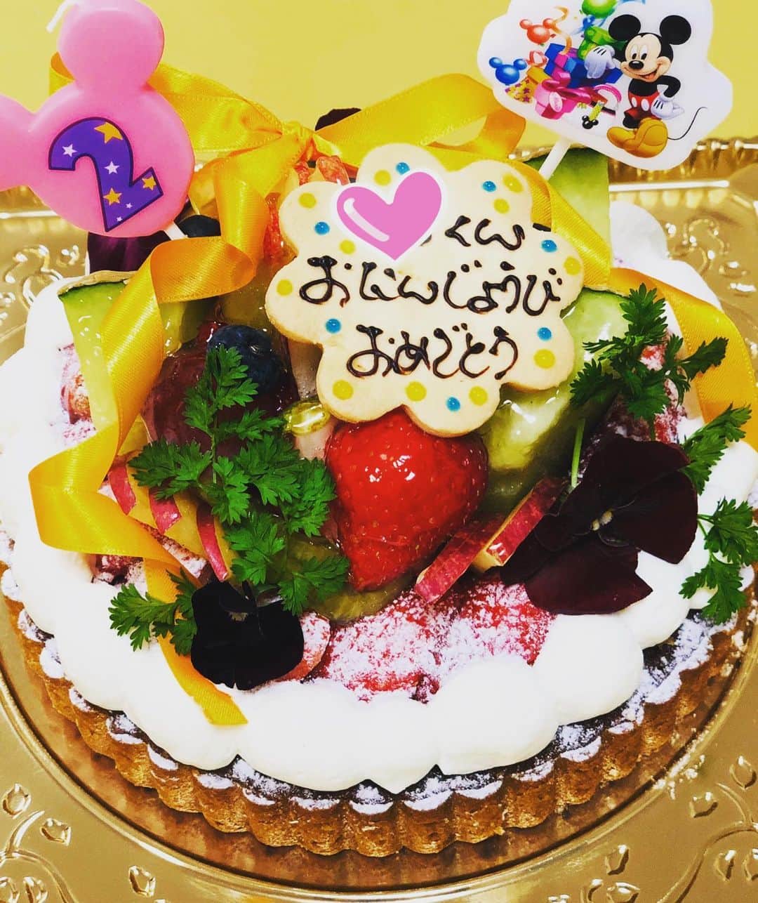山崎萌絵さんのインスタグラム写真 - (山崎萌絵Instagram)「先週末は息子の早めのお誕生日会をしました🎂✨ケーキを前にジタバタ…😛最近はよく喋るようになってきて、会話が少し成立するようになりました。美味しいもの食べると「めちゃうま〜ぁい」。誰の口癖？笑 . #2歳 #バースデー #フルーツタルト #男の子ママ #絶賛いやいや期 #いや #ダメ #キライ #3連発」4月11日 20時54分 - moeyamasaki.kbc