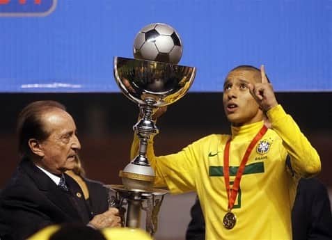 のインスタグラム：「Há praticamente 8 anos eu conquistava meu primeiro título com a Seleção Brasileira. No dia 9 de abril de 2011 fomos campeões do Sul-Americano Sub-17, um dia inesquecível que ficará marcado para sempre na minha vida. #tbt #SulAmericanoSub17 #SeleçãoBrasileira #MarquinhosM5 #M5」