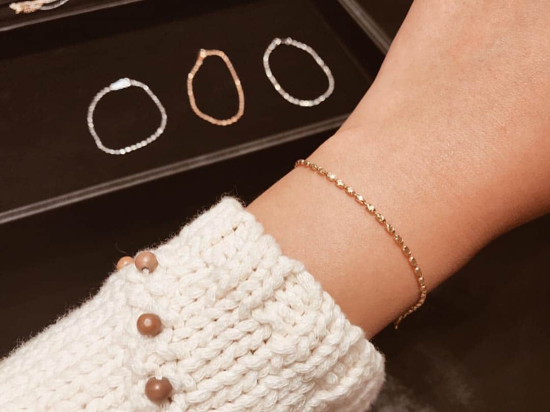 クロさんのインスタグラム写真 - (クロInstagram)「先日、オーダーメイドジュエリーで有名な「ケイウノ」さんに自分だけのジュエリーをデザインしてもらってきたよ😭🙏🏽 こういう体験は初めてだったんだけれど、ホント感動しまくった！！ 色々とお話をしながら思いを込めて、世界にたった一つのオリジナルジュエリーが出来上がっていく。アクセサリーってずーっとつけられるモノだもんね💍 今回の経験がとても良くて、自分の結婚指輪もこうやってデザインを一緒に決められるようなそんなものに出来たら良かったなぁと思ってしまった位🤔‼︎ ケイウノではデザイナーさんにデザインを書いてもらって、見積もりを出してもらうまでが"無料" なので、これは本当素敵なサービス！！ しかも！元々ジュエリーのリフォームから始まっている会社なので既に既存のモノに追加で石を足したりデザインを変えたりするリフォームも得意✊🏽✨ デザイナーさんの結婚指輪の内側に子供たちを意味する石が2つ入っていたの素敵だったなぁ💭 あれ真似したい🙏🏽 他にも、形見として受け継いだジュエリーを少しデザインを変える♩なんていうのも出来ちゃうの！ホント素敵😭 ケイウノでジュエリーを作ると、 ☑︎サイズ直し永遠無料 ☑︎傷磨き永遠無料 ☑︎石が緩んでないかのチェック無料 職人さんがお店にいるので、結婚指輪を二人で預けて磨いてもらっている間に銀座でディナーをして、指輪を受け取って帰る大人デートをされる方もいるんだって☺️憧れる！！ 事前に予約すると個室で案内してもらえたりして赤ちゃん連れでも安心👶🏼♡ ホントいつかオーダーメイドジュエリー絶対作りたいな😚💕💕. . @k.uno_official #PR #結婚指輪 #婚約指輪 #誕生日プレゼント #ring #ケイウノ #オーダーメイド #ケイウノオーダーメイド」4月11日 20時58分 - kuro_risa