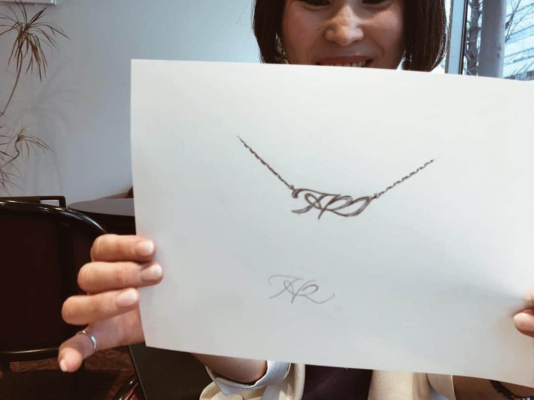 クロさんのインスタグラム写真 - (クロInstagram)「先日、オーダーメイドジュエリーで有名な「ケイウノ」さんに自分だけのジュエリーをデザインしてもらってきたよ😭🙏🏽 こういう体験は初めてだったんだけれど、ホント感動しまくった！！ 色々とお話をしながら思いを込めて、世界にたった一つのオリジナルジュエリーが出来上がっていく。アクセサリーってずーっとつけられるモノだもんね💍 今回の経験がとても良くて、自分の結婚指輪もこうやってデザインを一緒に決められるようなそんなものに出来たら良かったなぁと思ってしまった位🤔‼︎ ケイウノではデザイナーさんにデザインを書いてもらって、見積もりを出してもらうまでが"無料" なので、これは本当素敵なサービス！！ しかも！元々ジュエリーのリフォームから始まっている会社なので既に既存のモノに追加で石を足したりデザインを変えたりするリフォームも得意✊🏽✨ デザイナーさんの結婚指輪の内側に子供たちを意味する石が2つ入っていたの素敵だったなぁ💭 あれ真似したい🙏🏽 他にも、形見として受け継いだジュエリーを少しデザインを変える♩なんていうのも出来ちゃうの！ホント素敵😭 ケイウノでジュエリーを作ると、 ☑︎サイズ直し永遠無料 ☑︎傷磨き永遠無料 ☑︎石が緩んでないかのチェック無料 職人さんがお店にいるので、結婚指輪を二人で預けて磨いてもらっている間に銀座でディナーをして、指輪を受け取って帰る大人デートをされる方もいるんだって☺️憧れる！！ 事前に予約すると個室で案内してもらえたりして赤ちゃん連れでも安心👶🏼♡ ホントいつかオーダーメイドジュエリー絶対作りたいな😚💕💕. . @k.uno_official #PR #結婚指輪 #婚約指輪 #誕生日プレゼント #ring #ケイウノ #オーダーメイド #ケイウノオーダーメイド」4月11日 20時58分 - kuro_risa