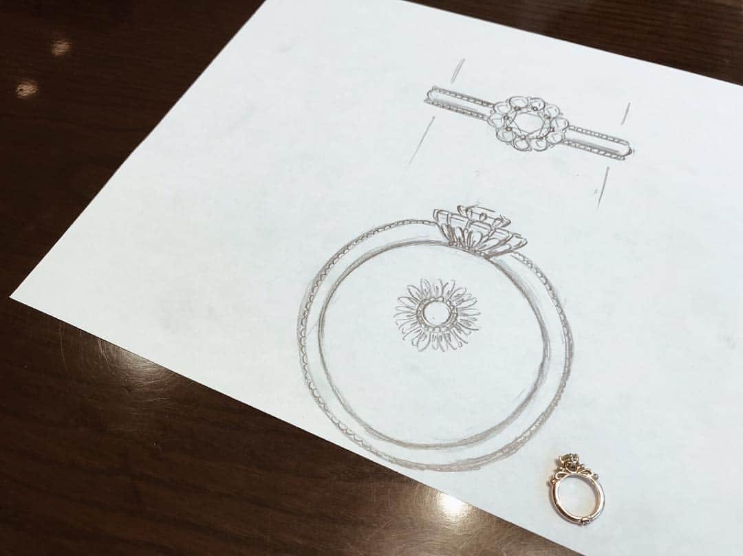 クロさんのインスタグラム写真 - (クロInstagram)「先日、オーダーメイドジュエリーで有名な「ケイウノ」さんに自分だけのジュエリーをデザインしてもらってきたよ😭🙏🏽 こういう体験は初めてだったんだけれど、ホント感動しまくった！！ 色々とお話をしながら思いを込めて、世界にたった一つのオリジナルジュエリーが出来上がっていく。アクセサリーってずーっとつけられるモノだもんね💍 今回の経験がとても良くて、自分の結婚指輪もこうやってデザインを一緒に決められるようなそんなものに出来たら良かったなぁと思ってしまった位🤔‼︎ ケイウノではデザイナーさんにデザインを書いてもらって、見積もりを出してもらうまでが"無料" なので、これは本当素敵なサービス！！ しかも！元々ジュエリーのリフォームから始まっている会社なので既に既存のモノに追加で石を足したりデザインを変えたりするリフォームも得意✊🏽✨ デザイナーさんの結婚指輪の内側に子供たちを意味する石が2つ入っていたの素敵だったなぁ💭 あれ真似したい🙏🏽 他にも、形見として受け継いだジュエリーを少しデザインを変える♩なんていうのも出来ちゃうの！ホント素敵😭 ケイウノでジュエリーを作ると、 ☑︎サイズ直し永遠無料 ☑︎傷磨き永遠無料 ☑︎石が緩んでないかのチェック無料 職人さんがお店にいるので、結婚指輪を二人で預けて磨いてもらっている間に銀座でディナーをして、指輪を受け取って帰る大人デートをされる方もいるんだって☺️憧れる！！ 事前に予約すると個室で案内してもらえたりして赤ちゃん連れでも安心👶🏼♡ ホントいつかオーダーメイドジュエリー絶対作りたいな😚💕💕. . @k.uno_official #PR #結婚指輪 #婚約指輪 #誕生日プレゼント #ring #ケイウノ #オーダーメイド #ケイウノオーダーメイド」4月11日 20時58分 - kuro_risa