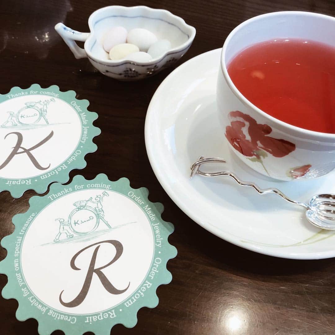 クロさんのインスタグラム写真 - (クロInstagram)「先日、オーダーメイドジュエリーで有名な「ケイウノ」さんに自分だけのジュエリーをデザインしてもらってきたよ😭🙏🏽 こういう体験は初めてだったんだけれど、ホント感動しまくった！！ 色々とお話をしながら思いを込めて、世界にたった一つのオリジナルジュエリーが出来上がっていく。アクセサリーってずーっとつけられるモノだもんね💍 今回の経験がとても良くて、自分の結婚指輪もこうやってデザインを一緒に決められるようなそんなものに出来たら良かったなぁと思ってしまった位🤔‼︎ ケイウノではデザイナーさんにデザインを書いてもらって、見積もりを出してもらうまでが"無料" なので、これは本当素敵なサービス！！ しかも！元々ジュエリーのリフォームから始まっている会社なので既に既存のモノに追加で石を足したりデザインを変えたりするリフォームも得意✊🏽✨ デザイナーさんの結婚指輪の内側に子供たちを意味する石が2つ入っていたの素敵だったなぁ💭 あれ真似したい🙏🏽 他にも、形見として受け継いだジュエリーを少しデザインを変える♩なんていうのも出来ちゃうの！ホント素敵😭 ケイウノでジュエリーを作ると、 ☑︎サイズ直し永遠無料 ☑︎傷磨き永遠無料 ☑︎石が緩んでないかのチェック無料 職人さんがお店にいるので、結婚指輪を二人で預けて磨いてもらっている間に銀座でディナーをして、指輪を受け取って帰る大人デートをされる方もいるんだって☺️憧れる！！ 事前に予約すると個室で案内してもらえたりして赤ちゃん連れでも安心👶🏼♡ ホントいつかオーダーメイドジュエリー絶対作りたいな😚💕💕. . @k.uno_official #PR #結婚指輪 #婚約指輪 #誕生日プレゼント #ring #ケイウノ #オーダーメイド #ケイウノオーダーメイド」4月11日 20時58分 - kuro_risa