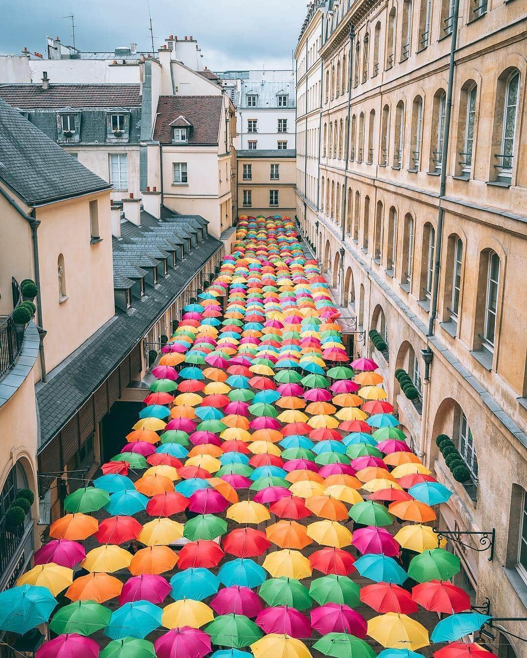 BEAUTIFUL DESTINATIONSさんのインスタグラム写真 - (BEAUTIFUL DESTINATIONSInstagram)「Sometimes, all it takes is just a little pop of color to brighten the day — or in the case of this Parisian side street, 800 (umbrella) pops. 🌈 (📷: @wonguy974 📍: Le Village Royal, #Paris)」4月11日 21時03分 - beautifuldestinations