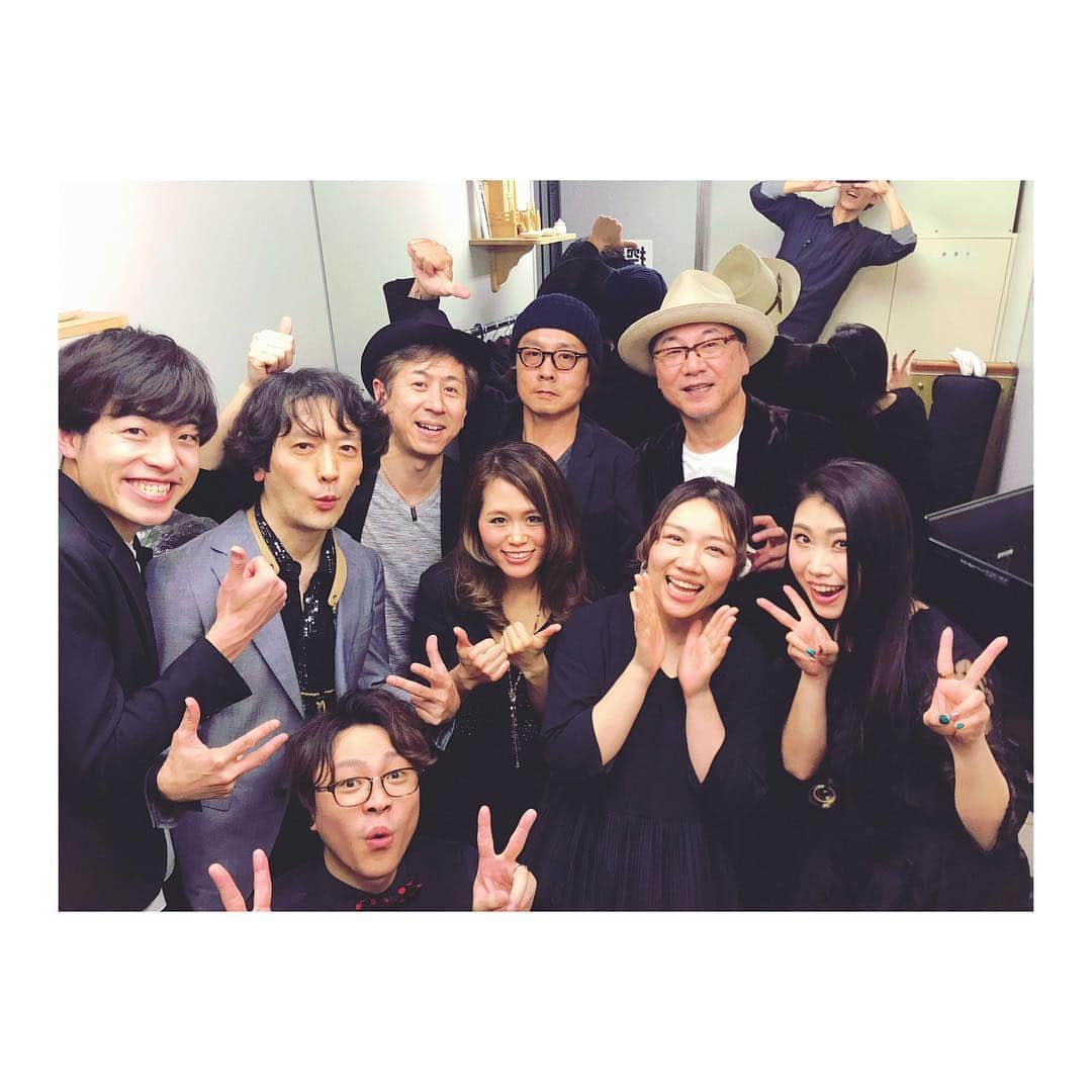 岡田梨沙さんのインスタグラム写真 - (岡田梨沙Instagram)「昨夜は 「教えて！建さん！」 at 汐留BLUE MOOD でした。  毎回、一つのテーマを軸にして建さんがセットリストを決め、その曲の解説や楽しい想い出話なんかを散りばめつつ、とにかく名曲の嵐。 今回のテーマは、映画音楽。 セットリストはまた今度載せるとして。。 最大の目玉は、ノンストップ15分のメドレー、その名も「元祖 BASS JAMBOREE」 みんな誰しも聴いたことあるようなベースの名フレーズの曲を中心に、とにかくまあもうこれでもかというくらいの有名曲のオンパレード。  今回は、本当に長かった〜〜笑  けれど、客席は大盛り上がりで、とても嬉しかったです。  教えて建さんに参加しはじめて、今回が3回目。  建さんとは不思議なくらい仲良くさせていただいていて(一方的に思っているだけかもしれませんが。笑)、 こんなことも生きてるとあるもんなんだなぁ、とふとした時に思います。 感謝です。 本当にたくさんの事を教わっています。 まさに、教えて！建さん！  ということで、次回はきっと11月。建さんの誕生日！  次回も楽しみです💃  #吉田建 #岡田梨沙 Drums #旭順 Piano #外園一馬 Guitar #Tag Sax #知野芳彦 Vocal #伊沢麻未 Vocal #笠井琴美 Vocal #磯飛健太 Vocal」4月11日 21時04分 - risarisapurdie