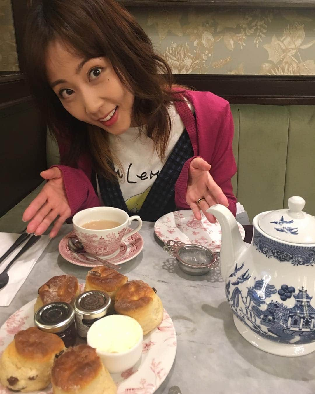 木南晴夏さんのインスタグラム写真 - (木南晴夏Instagram)「イギリスといえば スコーーーン💖 スコーン食べるときは teaを飲まなきゃillegalらしい😂」4月11日 21時05分 - kinamitopan