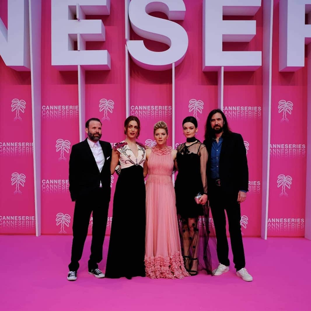 のインスタグラム：「Merci @canneseries pour cette semaine inoubliable et pleine de magie! I feel  incredibly lucky and humbled to have played a part in this festival alongside such a BEAUTIFUL bunch of people. I miss my Cannes family already! 💗」