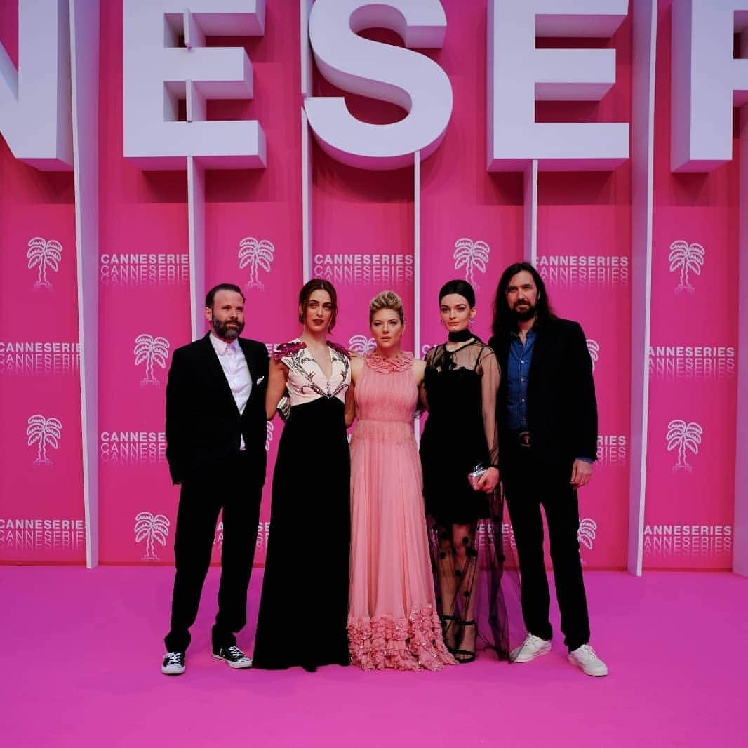 エマ・マッキーのインスタグラム：「Merci @canneseries pour cette semaine inoubliable et pleine de magie! I feel  incredibly lucky and humbled to have played a part in this festival alongside such a BEAUTIFUL bunch of people. I miss my Cannes family already! 💗」