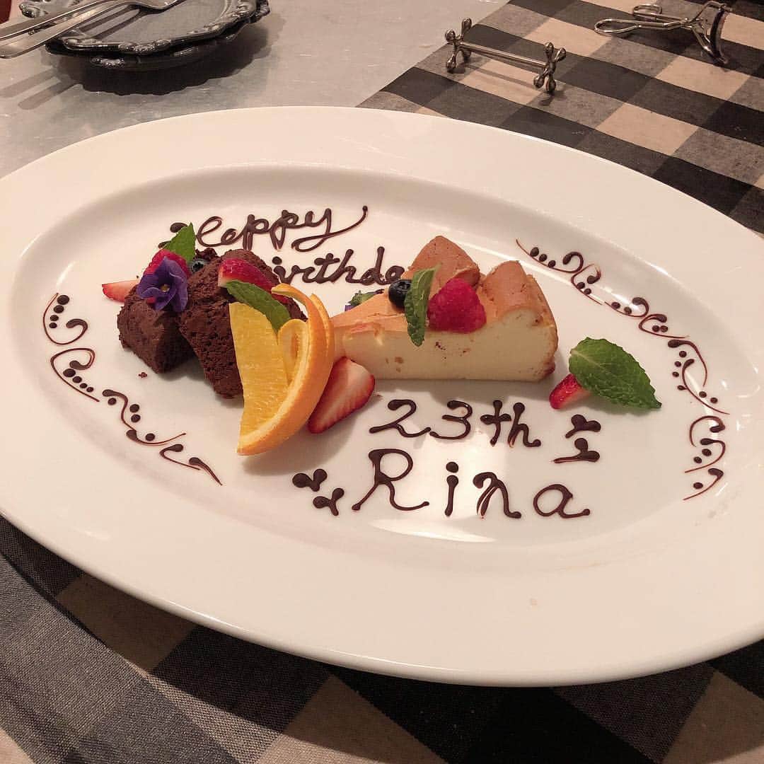 飯泉吏南さんのインスタグラム写真 - (飯泉吏南Instagram)「. . お祝いしてもらった かわいいカフェ❤︎ . お店の中も全部がかわいすぎた🥰 . . #hotelemanon #cafe #plate #birthday」4月11日 21時18分 - pocha_rina
