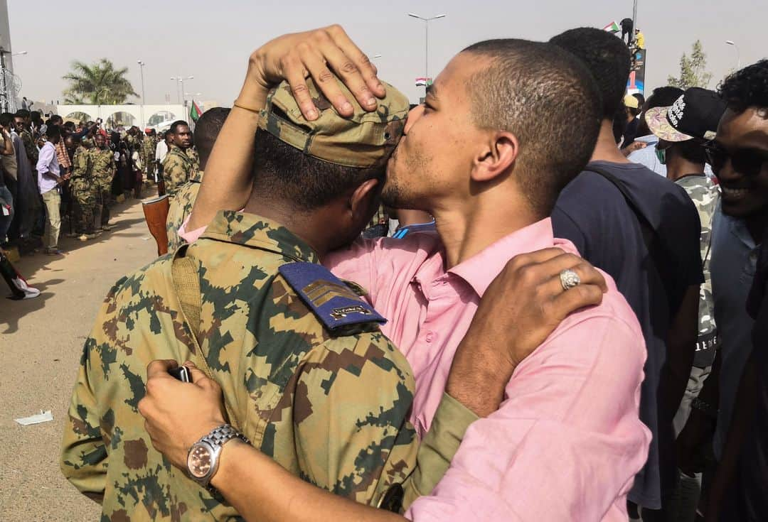 ルモンドさんのインスタグラム写真 - (ルモンドInstagram)「Un manifestant embrasse un soldat lors d'un rassemblement devant le QG de l'armée à Khartoum, le 11 avril 2019. Le président Omar Al-Bachir a été destitué par l’armée, a declaré le ministre de la défense à la télévision, avant d'annoncer la révocation du « régime » et l’arrestation de ses dirigeants. Un conseil militaire va administrer le pays pendant une période transitoire de deux ans, a-t-il précisé. - Photo : AFP (@afpphoto) - #Sudan #SudanUprising #SudanRevolt」4月11日 21時14分 - lemondefr