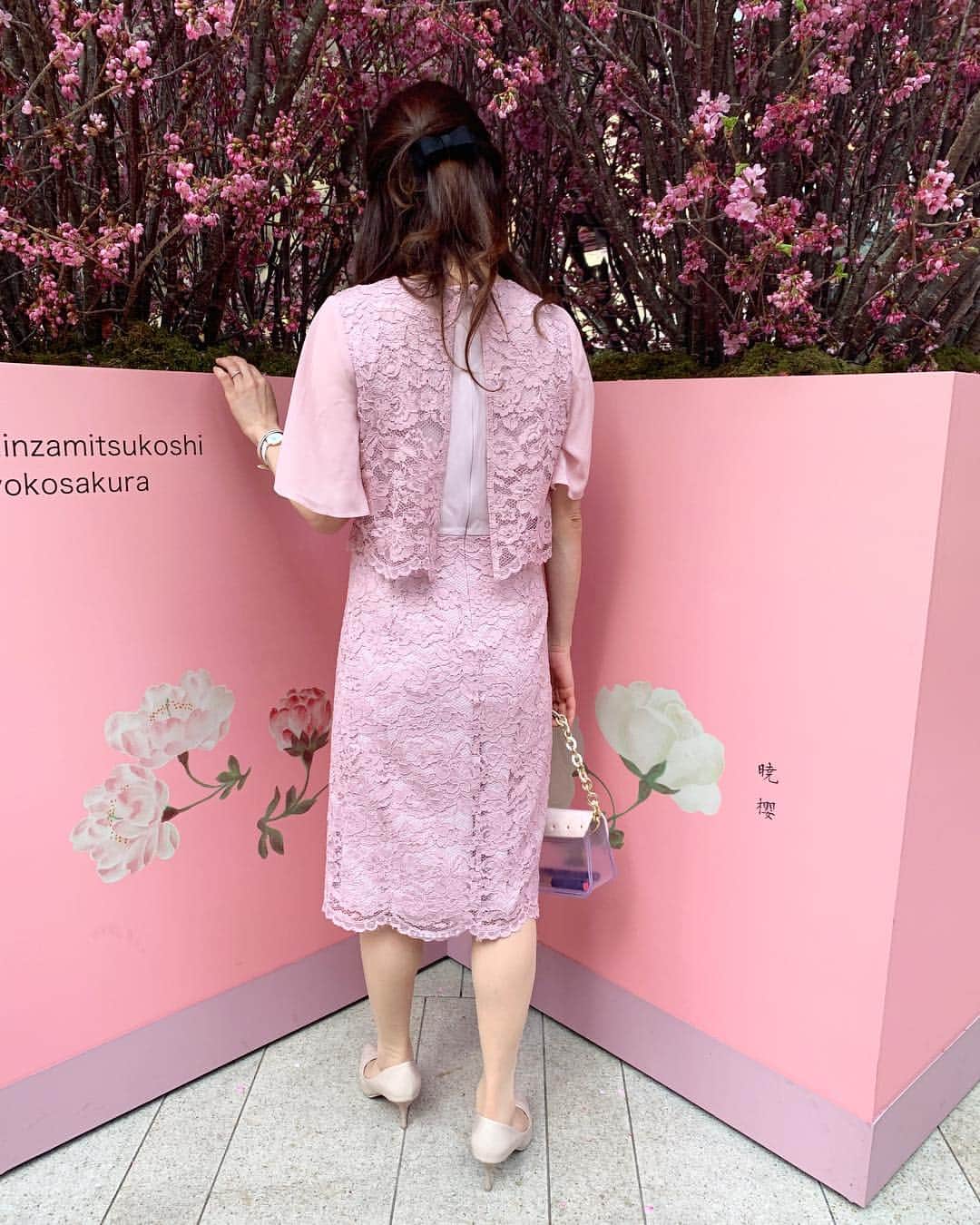 Miku Hirata 平田未来さんのインスタグラム写真 - (Miku Hirata 平田未来Instagram)「Started new season🌹with my pink dress 💓💓 いよいよ新学期❣️ 慣れないことばかりで大変かと思いましたが、 #ベテランママ さんのパワーをもらったり、 役員決め早く決まったりで😉💓 そこそこ充実してます笑 * 帰ってくると、強制終了で、子供たちが👶🧒起きているのに、私は近くでガン寝できるようになりました😴…💤 * 今年度からの仕事は主に(下の子)子連れか、預けられるときは預けて行きますが、 やはり保育園や一時預かりの託児所は月極めの方優先❣️😭 数週間前から予約しないとなかなか入れなかったり、 月極めの方がキャンセルしたときや、夕方の時間帯だけ空いていたり！ * * 私のようなフリーランスで働くママには👩 なかなか状況が厳しかったりしますが(大半自宅で作業できるといえばできますが！) それを思うと、長男の幼稚園の託児はバックアップ体制もしっかりしているのでそれはよかったなと思います❣️ * 子供がこれから幼稚園、小学校と進級するに連れて、学童や鍵っ子など、そのステージごとに工夫が必要になりそうですね😉✨ 私も、働き方や仕事の内容が変わってくると思いますが❣️ * 少しずつ前に進みたいと思います🥰 * ワンピースは、先日も投稿させて頂きましたがある、#dlxgirl (@dlxgirl.official )です💓#ピンクでレースなので、ツボだし合わせやすいです👗 * 姿勢正しくしたはずが、バックスタイルは前のめりになっててすみません💦 * ではでは！ * * #桜シーズン #銀座三越 #三越銀座 #mitsukoshiginza #銀座デート #デートコーディネート #パーティードレス通販 #オケージョンドレス #オケージョンワンピース #結婚式コーディネート  #結婚式ワンピース #二次会ドレスショップ #楽天dlxgirl #働くママコーデ #フリーランスママ #1歳ママ #3歳ママ #いいね返し #いいねした人全員フォローする」4月11日 21時14分 - miku.hirata