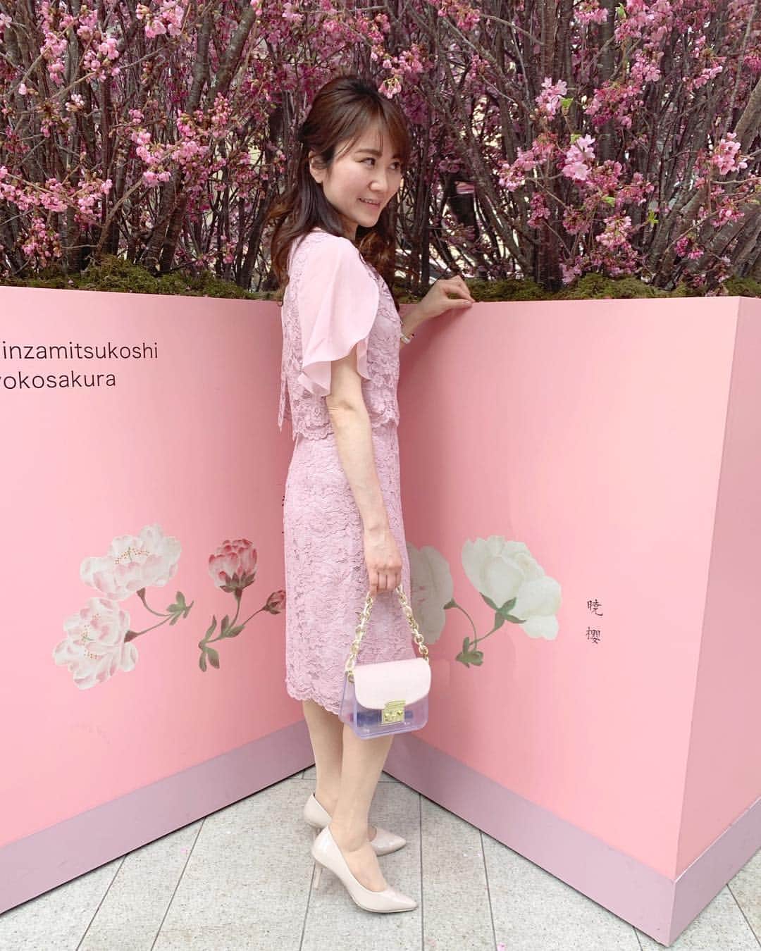 Miku Hirata 平田未来さんのインスタグラム写真 - (Miku Hirata 平田未来Instagram)「Started new season🌹with my pink dress 💓💓 いよいよ新学期❣️ 慣れないことばかりで大変かと思いましたが、 #ベテランママ さんのパワーをもらったり、 役員決め早く決まったりで😉💓 そこそこ充実してます笑 * 帰ってくると、強制終了で、子供たちが👶🧒起きているのに、私は近くでガン寝できるようになりました😴…💤 * 今年度からの仕事は主に(下の子)子連れか、預けられるときは預けて行きますが、 やはり保育園や一時預かりの託児所は月極めの方優先❣️😭 数週間前から予約しないとなかなか入れなかったり、 月極めの方がキャンセルしたときや、夕方の時間帯だけ空いていたり！ * * 私のようなフリーランスで働くママには👩 なかなか状況が厳しかったりしますが(大半自宅で作業できるといえばできますが！) それを思うと、長男の幼稚園の託児はバックアップ体制もしっかりしているのでそれはよかったなと思います❣️ * 子供がこれから幼稚園、小学校と進級するに連れて、学童や鍵っ子など、そのステージごとに工夫が必要になりそうですね😉✨ 私も、働き方や仕事の内容が変わってくると思いますが❣️ * 少しずつ前に進みたいと思います🥰 * ワンピースは、先日も投稿させて頂きましたがある、#dlxgirl (@dlxgirl.official )です💓#ピンクでレースなので、ツボだし合わせやすいです👗 * 姿勢正しくしたはずが、バックスタイルは前のめりになっててすみません💦 * ではでは！ * * #桜シーズン #銀座三越 #三越銀座 #mitsukoshiginza #銀座デート #デートコーディネート #パーティードレス通販 #オケージョンドレス #オケージョンワンピース #結婚式コーディネート  #結婚式ワンピース #二次会ドレスショップ #楽天dlxgirl #働くママコーデ #フリーランスママ #1歳ママ #3歳ママ #いいね返し #いいねした人全員フォローする」4月11日 21時14分 - miku.hirata