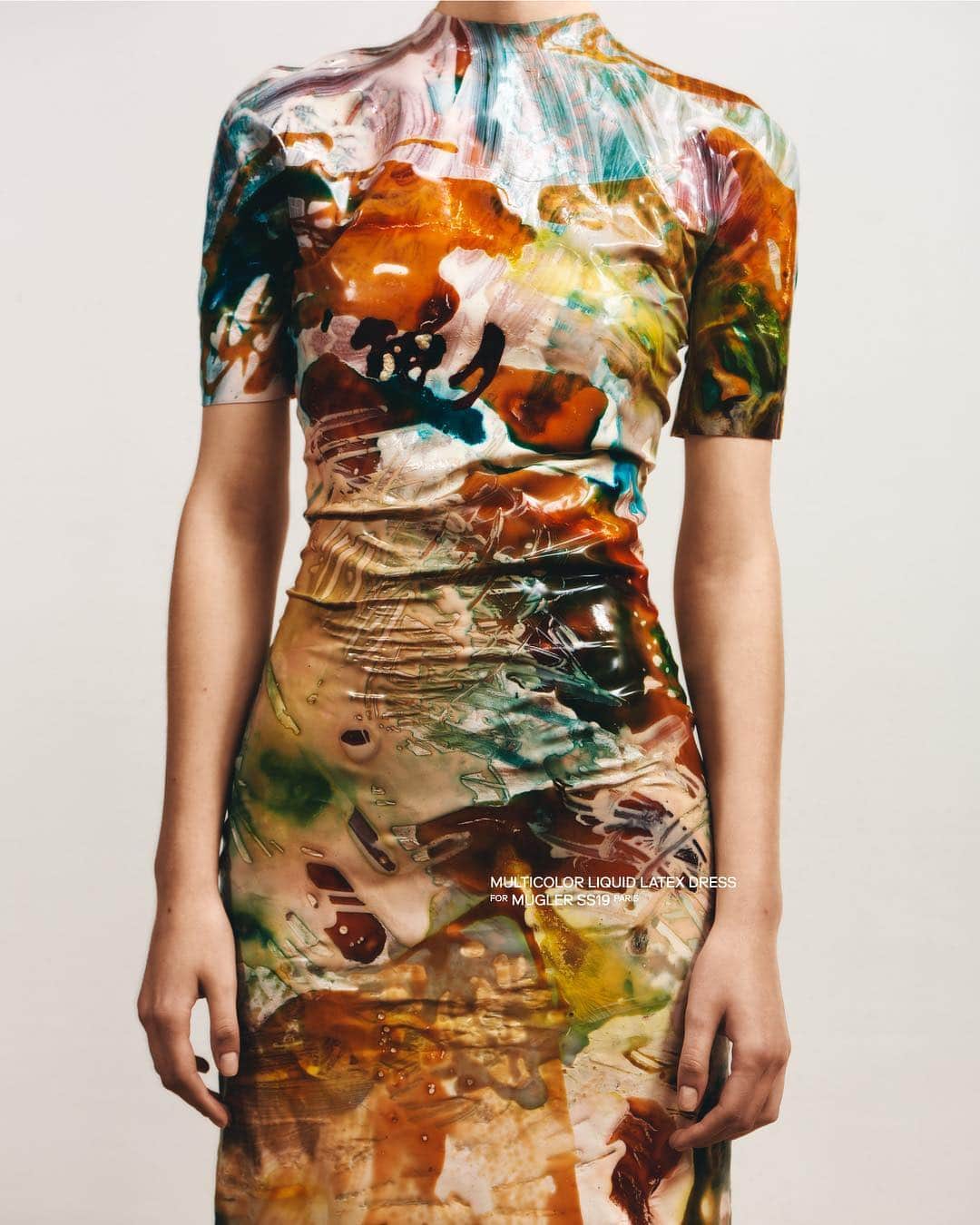 ミュグレーさんのインスタグラム写真 - (ミュグレーInstagram)「The hand made liquid latex dress in collaboration with British artist Samara Scott for the Spring Summer 2019 collection. - - Photography @arnaudlajeunie  Styling @alex_jordan_harrington  Graphic design @vlf_studio #SamaraScottxMugler #Mugler」4月11日 21時14分 - muglerofficial