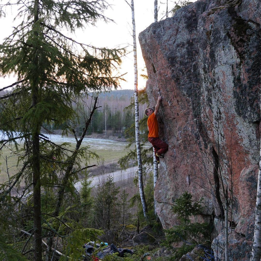 ナーレ・フッカタイバルさんのインスタグラム写真 - (ナーレ・フッカタイバルInstagram)「Freshies with @markosiivinen and @louckone! Lots of scrubbing and a little climbing  @blackdiamond @lasportivagram」4月11日 21時16分 - nalle_hukkataival