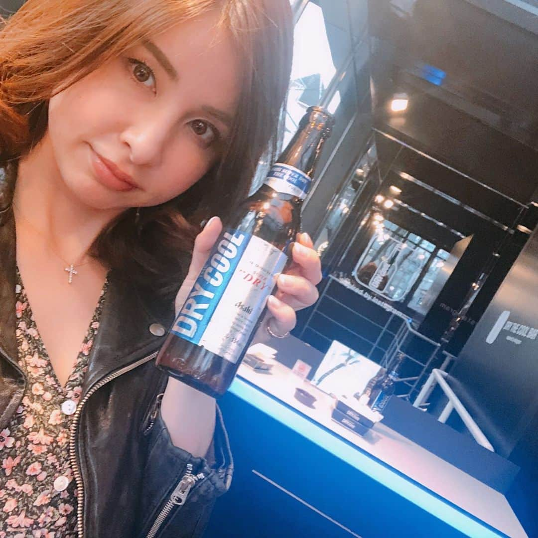 Emiさんのインスタグラム写真 - (EmiInstagram)「アサヒの新商品「DRY THE COOL」のポップアップストア、 「DRY THR COOL BAR inspired by Instagram」に行ってきました😊 店内は「Instagram」の世界観をテーマにして作られていて Instagram社にあるミニルームをベースにしたオリジナルフォトブースもあって「DRY THE COOL」と一緒に楽しめる 体験型のスペースになっています❣️ フードはハンバーガーと🍔ポテトがあって ビールにめちゃくちゃ合います🍺❤️ すごく美味しかった😋サイズもちょうどいいの❣️ポテトの味もソースも選べる🍟 表参道のベーカリーカフェ426にて4/12（金）～6/30（日）まで開催中なのでぜひぜひ行ってみてください😊  #drythecool #drythecoolbar #inspiredbyInstagram #Instagram #openyourstyle #beerstagram #beer #superdry #beergirl #beerlovers #PR  #アサヒビール #ドライザクール #ドライザクールバー #インスタグラム  #インスタ映え  #表参道 #原宿 #スーパードライ #ビアスタグラム  #ビール部  #ビール女子  #ビール好きと繋がりたい」4月11日 21時16分 - emi_yoga