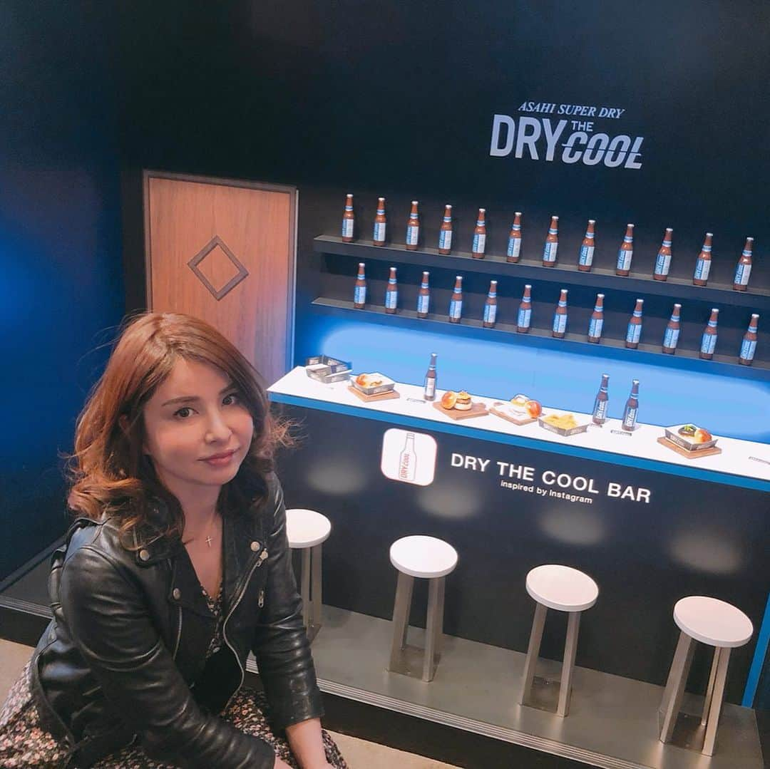 Emiさんのインスタグラム写真 - (EmiInstagram)「アサヒの新商品「DRY THE COOL」のポップアップストア、 「DRY THR COOL BAR inspired by Instagram」に行ってきました😊 店内は「Instagram」の世界観をテーマにして作られていて Instagram社にあるミニルームをベースにしたオリジナルフォトブースもあって「DRY THE COOL」と一緒に楽しめる 体験型のスペースになっています❣️ フードはハンバーガーと🍔ポテトがあって ビールにめちゃくちゃ合います🍺❤️ すごく美味しかった😋サイズもちょうどいいの❣️ポテトの味もソースも選べる🍟 表参道のベーカリーカフェ426にて4/12（金）～6/30（日）まで開催中なのでぜひぜひ行ってみてください😊  #drythecool #drythecoolbar #inspiredbyInstagram #Instagram #openyourstyle #beerstagram #beer #superdry #beergirl #beerlovers #PR  #アサヒビール #ドライザクール #ドライザクールバー #インスタグラム  #インスタ映え  #表参道 #原宿 #スーパードライ #ビアスタグラム  #ビール部  #ビール女子  #ビール好きと繋がりたい」4月11日 21時16分 - emi_yoga