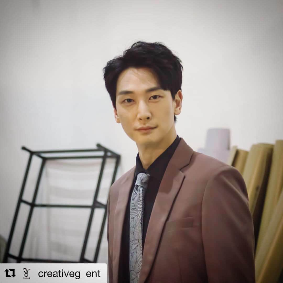 シム・ジホさんのインスタグラム写真 - (シム・ジホInstagram)「#Repost @creativeg_ent with @get_repost ・・・ ⭐심지호 데뷔 20주년⭐ #배우 #심지호(@pickybonbon)가 올해 데뷔 20주년을 맞아 팬 여러분들과 만나는 #팬미팅 이벤트를 준비했습니다🎉 - 날짜: 2019년 5월 11일 토요일 장소: 흰물결 아트센터 아트홀 시간: 오후3시~오후5시 (2시간 예정, 시간 변동 가능) - #팬미팅 참석을 원하시는분들은  크리에이티브 광 인스타 프로필에서 링크 클릭!! 4월 28일 일요일까지 설문에 꼭 참여해주세요😉 - #크리에이티브광 #데뷔20주년 #kdrama #fanmeeting #팬이벤트」4月11日 21時27分 - pickybonbon