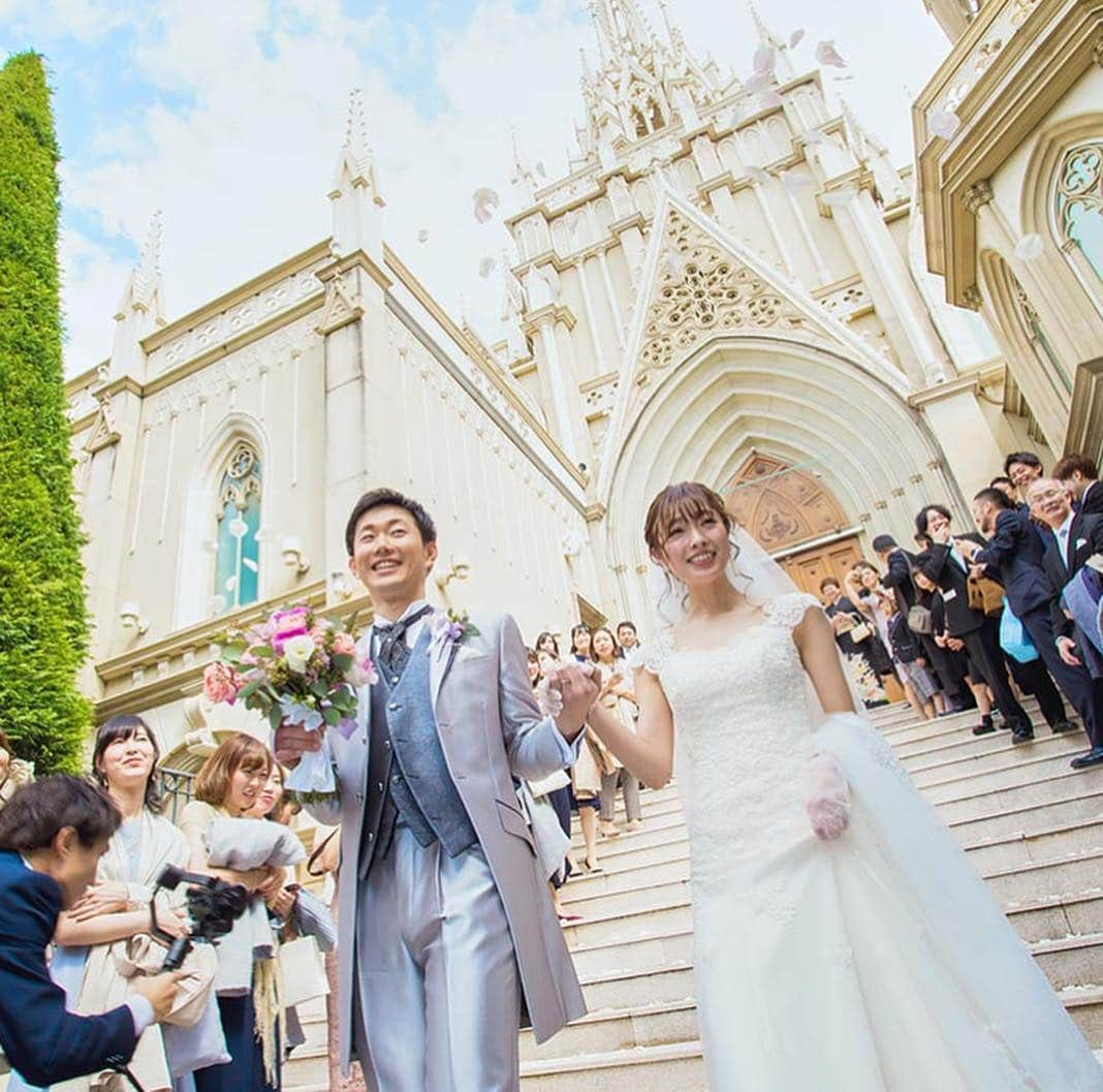 ベストブライダル公式さんのインスタグラム写真 - (ベストブライダル公式Instagram)「@bestbridal.jp 💒 ベストブライダルの花嫁さんは #ベストブライダル花嫁 #BB花嫁 にお写真を投稿してください♩ . . 会場名：#青山セントグレース大聖堂 @st_grace_aoyama_tgh . . 美しい #和装 姿にうっとり☺️✨ . 青山セントグレース大聖堂で挙式をされた #卒花嫁 さんの結婚式をご紹介します🕊💕 . 挙式では繊細なレースが美しい大人ナチュラルなウェディングドレスを着用された花嫁さん💗 . #お色直し では印象をガラリと変えて、古典柄で煌びやかな朱の #色打掛 をチョイスされました👘飾りすぎずスッキリとまとめたヘアが上品で、奥ゆかしさを感じますよね💗 . 和と洋、両方を取り入れたエレガントな花嫁さんに、ゲストの皆さんも目が釘付けだったのではないでしょうか♬ . 和装を取り入れたい花嫁さんは、是非参考にしてみてくださいね✨ . . . ＼ウェディングフォト募集中❤️／ . 当アカウントでリグラムOKなベストブライダルの卒花嫁orプレ花嫁の皆様は、 #ベストブライダル花嫁 もしくは  #BB花嫁 のハッシュタグをつけて投稿をお願いします💕 . . ※BB花嫁に投稿があったお写真をリグラムする際は個別にご連絡は行っておりません🙇予めご了承ください＊* . . ＝＝＝＝＝＝＝＝＝＝＝＝ 💒ベストブライダルとは？ ＝＝＝＝＝＝＝＝＝＝＝＝ . ＊アートグレイス ＊セントグレース ＊アプローズスクエア ＊ストリングス ＊アフロディテ . など、全国（東京、横浜、浦安、千葉、仙台、名古屋、大阪、京都）でゲストハウスを運営し、多くのお客様の人生の節目となるウエディングを手がけています💕 . また、多くのお客様にお帰りいただけるレストラン、ホテルもご用意しています🍴 . . 💒【各会場のアカウントについて】 私たちの会場は @bestbridal.jp のフォロ一覧からご覧頂けます✨ . 💐【ブライダルフェアの予約について】 各会場のアカウントのプロフィールURL🔗にある会場HPからご予約いただけます✨ . . ＝＝＝＝＝＝＝＝＝＝＝＝ 💗たくさんの、LOVEを届けよう ＝＝＝＝＝＝＝＝＝＝＝＝ . #たくlove 私たちのブランドスローガンは「たくさんの、LOVEを届けよう」💕 . お客様との出会いは、一生における祝福の瞬間を祝う、始まりです。 . 私たちはお客様との出会いを大切に、おふたりの人生を祝福し続ける存在でありたいと考えています🕊 . ベストブライダルは、世の中で1番、たくさんのLOVEが届く瞬間をお祝いする企業を目指します♡ . . . #結婚式 #花嫁 #プレ花嫁 #卒花嫁 #結婚式準備 #ウェディング #ウエディング #新郎新婦 #日本中のプレ花嫁さんと繋がりたい  #神前式  #結婚式レポ  #2019秋婚 #2020春婚 #ウェディングフォト #プレ花嫁準備  #セントグレース大聖堂 #和婚 #和装前撮り」4月11日 21時19分 - bestbridal.jp