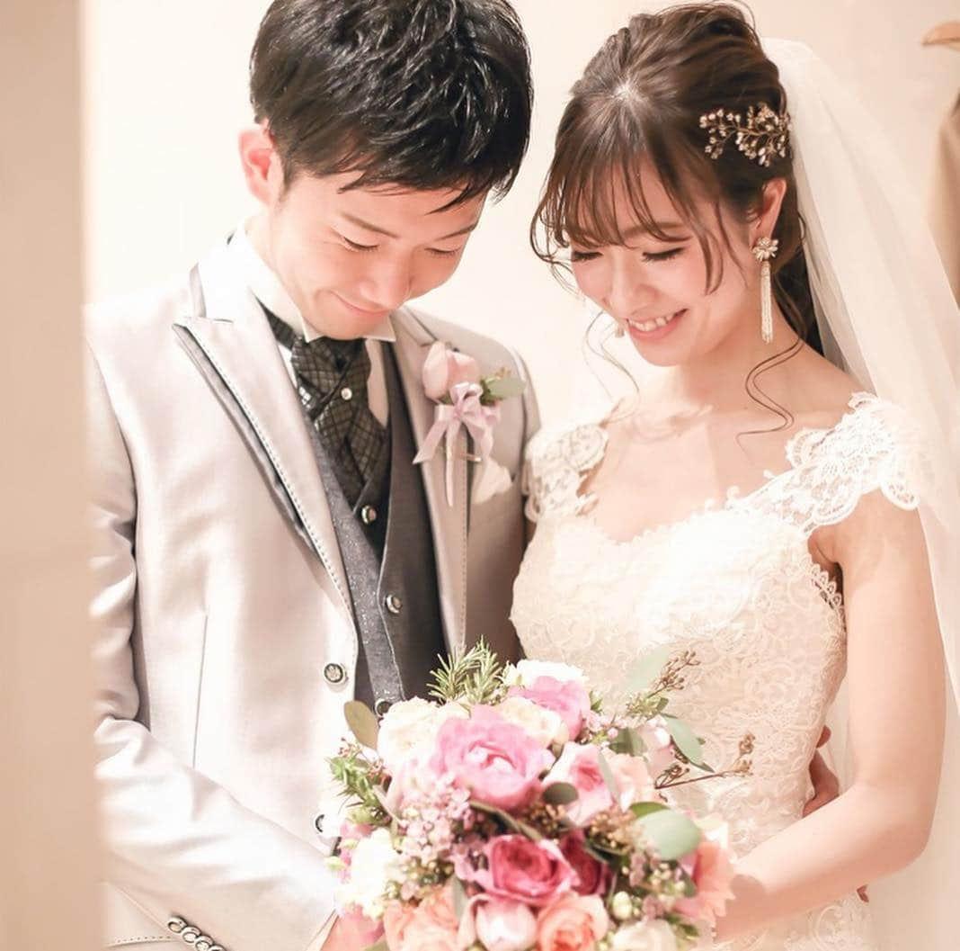 ベストブライダル公式さんのインスタグラム写真 - (ベストブライダル公式Instagram)「@bestbridal.jp 💒 ベストブライダルの花嫁さんは #ベストブライダル花嫁 #BB花嫁 にお写真を投稿してください♩ . . 会場名：#青山セントグレース大聖堂 @st_grace_aoyama_tgh . . 美しい #和装 姿にうっとり☺️✨ . 青山セントグレース大聖堂で挙式をされた #卒花嫁 さんの結婚式をご紹介します🕊💕 . 挙式では繊細なレースが美しい大人ナチュラルなウェディングドレスを着用された花嫁さん💗 . #お色直し では印象をガラリと変えて、古典柄で煌びやかな朱の #色打掛 をチョイスされました👘飾りすぎずスッキリとまとめたヘアが上品で、奥ゆかしさを感じますよね💗 . 和と洋、両方を取り入れたエレガントな花嫁さんに、ゲストの皆さんも目が釘付けだったのではないでしょうか♬ . 和装を取り入れたい花嫁さんは、是非参考にしてみてくださいね✨ . . . ＼ウェディングフォト募集中❤️／ . 当アカウントでリグラムOKなベストブライダルの卒花嫁orプレ花嫁の皆様は、 #ベストブライダル花嫁 もしくは  #BB花嫁 のハッシュタグをつけて投稿をお願いします💕 . . ※BB花嫁に投稿があったお写真をリグラムする際は個別にご連絡は行っておりません🙇予めご了承ください＊* . . ＝＝＝＝＝＝＝＝＝＝＝＝ 💒ベストブライダルとは？ ＝＝＝＝＝＝＝＝＝＝＝＝ . ＊アートグレイス ＊セントグレース ＊アプローズスクエア ＊ストリングス ＊アフロディテ . など、全国（東京、横浜、浦安、千葉、仙台、名古屋、大阪、京都）でゲストハウスを運営し、多くのお客様の人生の節目となるウエディングを手がけています💕 . また、多くのお客様にお帰りいただけるレストラン、ホテルもご用意しています🍴 . . 💒【各会場のアカウントについて】 私たちの会場は @bestbridal.jp のフォロ一覧からご覧頂けます✨ . 💐【ブライダルフェアの予約について】 各会場のアカウントのプロフィールURL🔗にある会場HPからご予約いただけます✨ . . ＝＝＝＝＝＝＝＝＝＝＝＝ 💗たくさんの、LOVEを届けよう ＝＝＝＝＝＝＝＝＝＝＝＝ . #たくlove 私たちのブランドスローガンは「たくさんの、LOVEを届けよう」💕 . お客様との出会いは、一生における祝福の瞬間を祝う、始まりです。 . 私たちはお客様との出会いを大切に、おふたりの人生を祝福し続ける存在でありたいと考えています🕊 . ベストブライダルは、世の中で1番、たくさんのLOVEが届く瞬間をお祝いする企業を目指します♡ . . . #結婚式 #花嫁 #プレ花嫁 #卒花嫁 #結婚式準備 #ウェディング #ウエディング #新郎新婦 #日本中のプレ花嫁さんと繋がりたい  #神前式  #結婚式レポ  #2019秋婚 #2020春婚 #ウェディングフォト #プレ花嫁準備  #セントグレース大聖堂 #和婚 #和装前撮り」4月11日 21時19分 - bestbridal.jp