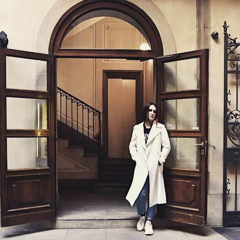 シンツィアロッカさんのインスタグラム写真 - (シンツィアロッカInstagram)「Always running but always with my Cinzia Rocca coat 🧥 #cinziarocca #spring #summer #collection #ss19 #style #coat #trench #white #run #dog」4月11日 21時23分 - cinziarocca