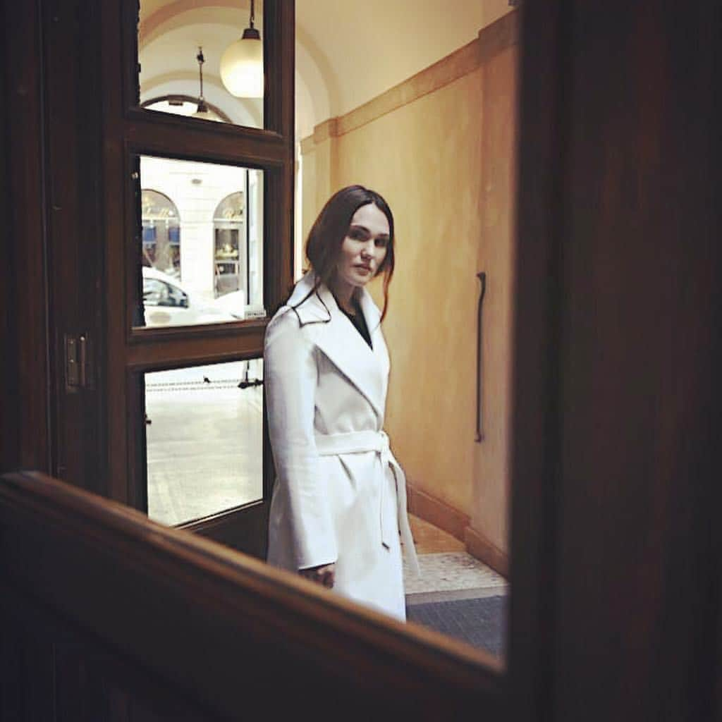 シンツィアロッカさんのインスタグラム写真 - (シンツィアロッカInstagram)「Always running but always with my Cinzia Rocca coat 🧥 #cinziarocca #spring #summer #collection #ss19 #style #coat #trench #white #run #dog」4月11日 21時23分 - cinziarocca