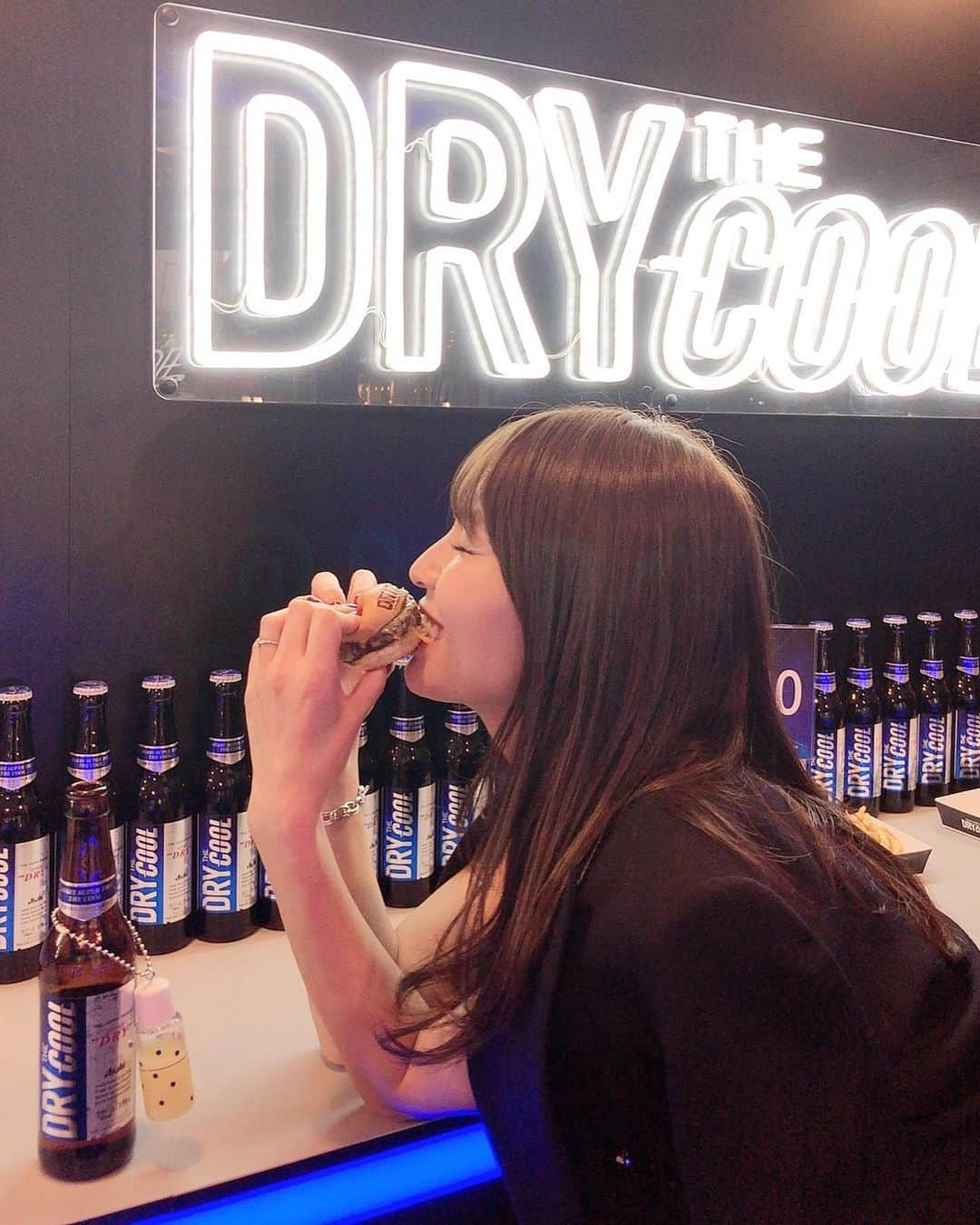 shizuka.watanabeさんのインスタグラム写真 - (shizuka.watanabeInstagram)「♡♡♡ ・ ・ 本日はアサヒの新商品「DRY THE COOL」のポップアップストア「DRY THR COOL BAR inspired by Instagram」へ❤ ・ ・ ・ 「Instagram」の世界観をテーマに Instagram社にあるミニルームをベースにしたフォトブースがあったり「DRY THE COOL」と一緒に楽しめる体験型スペースもあったよ！！ ・ ・ 店内ではDRY THE COOLと合うオリジナルのバーガーやポテトも販売していて美味しかった🎶 ・ ・ ・ 表参道のベーカリーカフェ426にて明日から6/30（日）までやってますよ💗 ・ ・ #drythecool #drythecoolbar #inspiredbyInstagram #Instagram #openyourstyle #beerstagram #beer #superdry #beergirl #beerlovers #PR  #アサヒビール #ドライザクール #ドライザクールバー #インスタグラム  #インスタ映え  #表参道 #原宿 #スーパードライ #ビアスタグラム  #ビール部  #ビール女子  #ビール好きと繋がりたい @drythecool_bar」4月11日 21時34分 - shizuka.watanabe